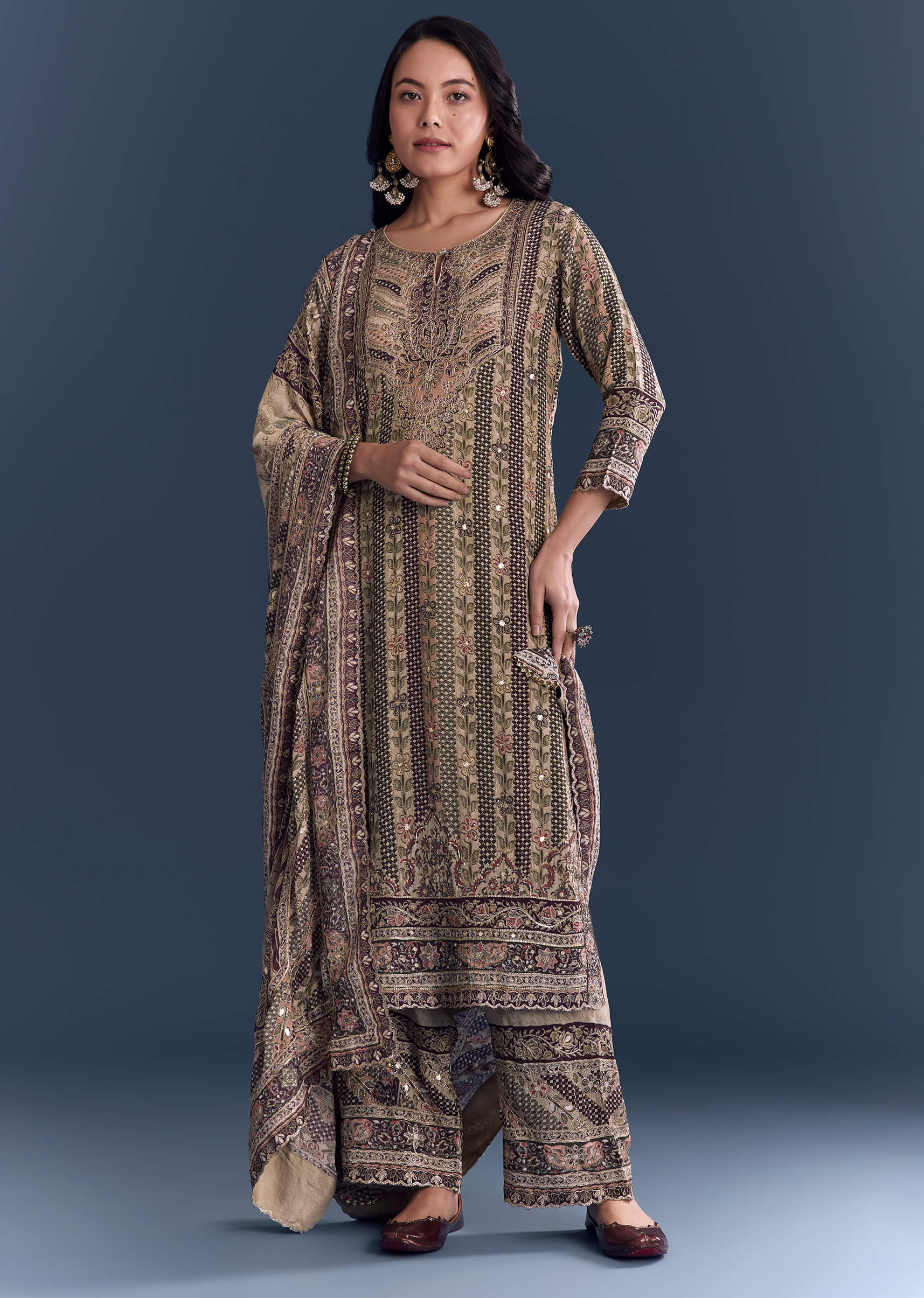 Beige Crepe Kurta Set With Floral Print And Zari Embroidery - Image 3