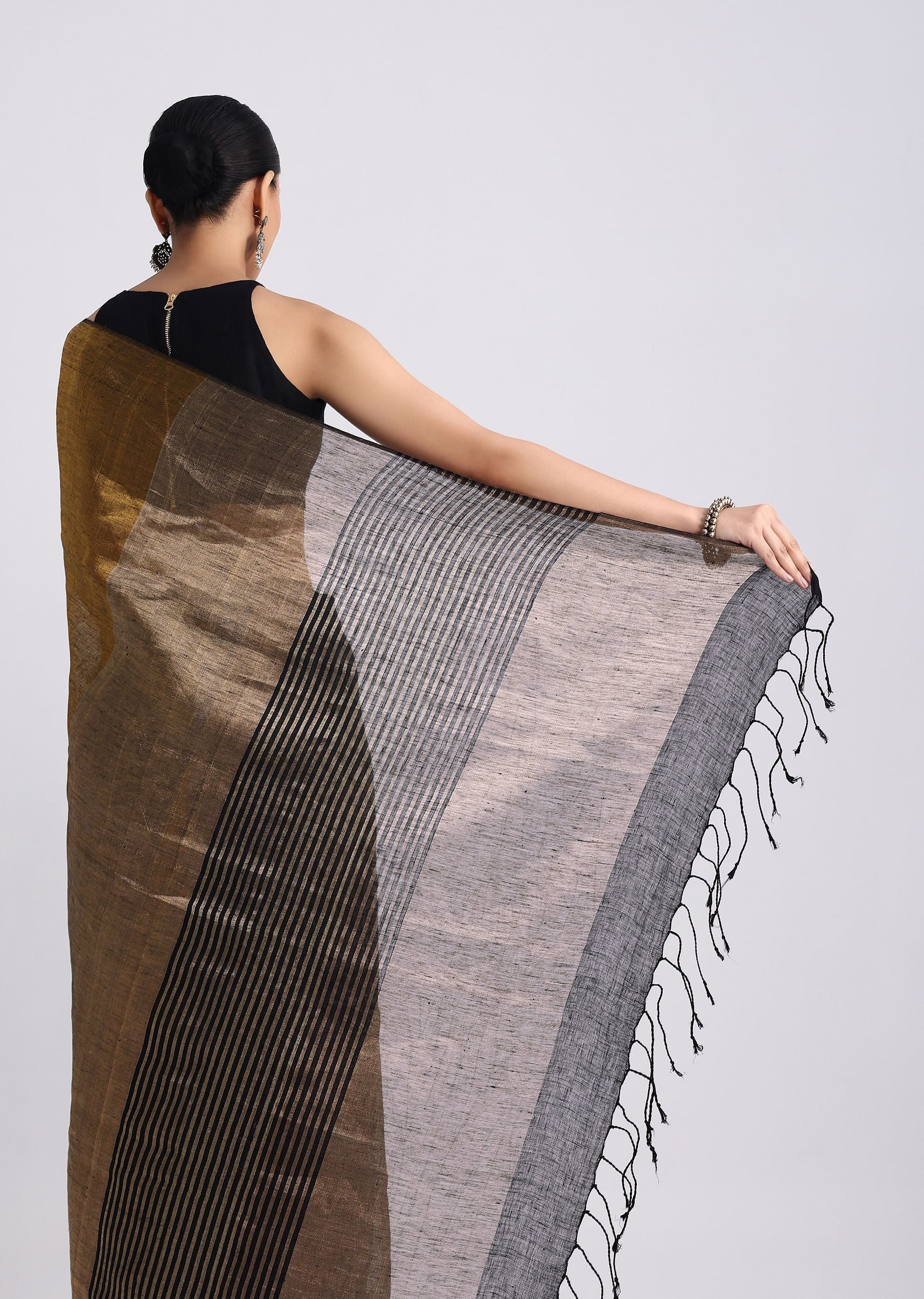 Black Coloblock Linen Tissue Woven Saree - Image 4