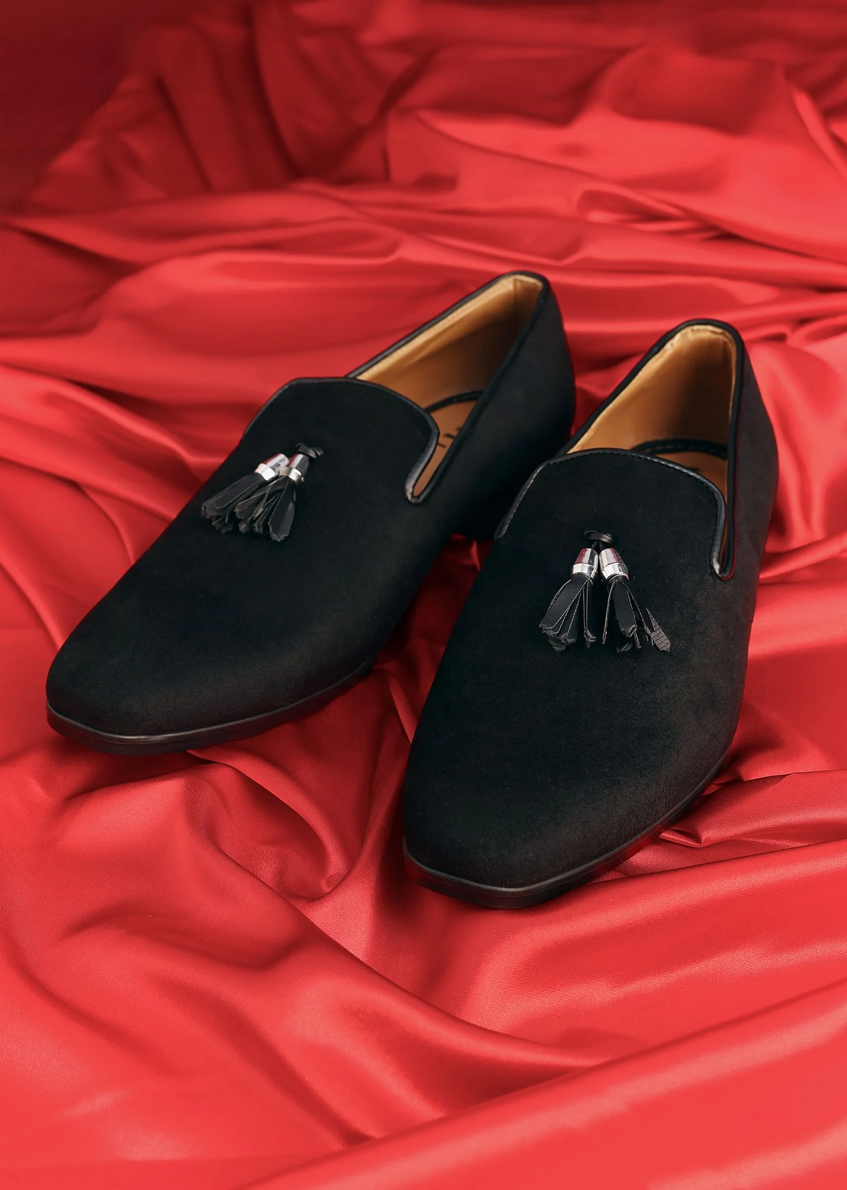 Black Juttis With Tassel Detailing - Image 2