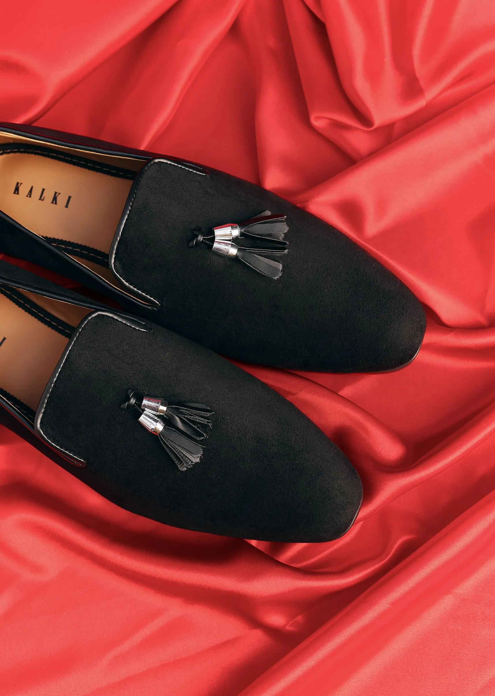 Black Juttis With Tassel Detailing - Image 3