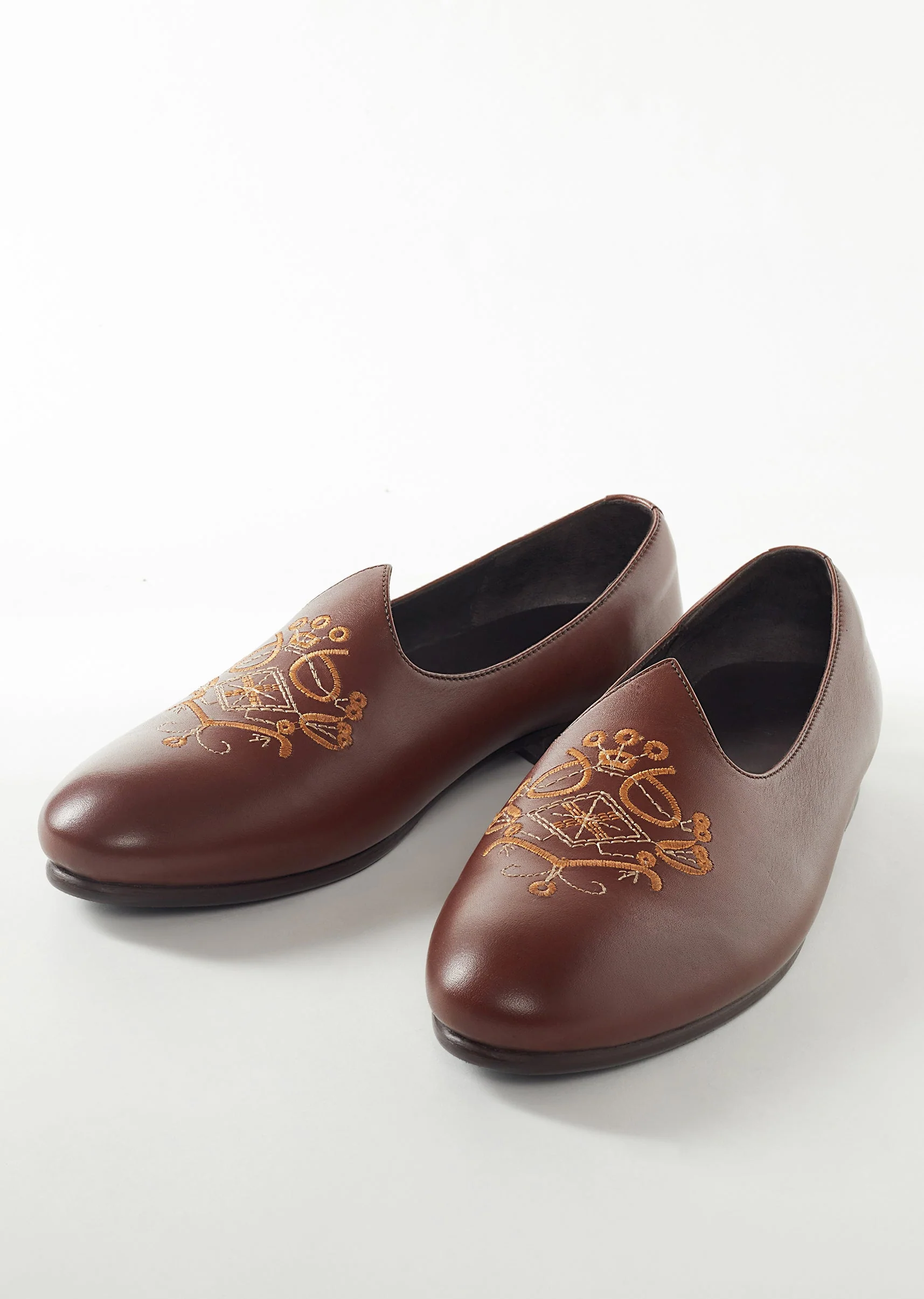 Brown Mens Footwear With Embroidery Work