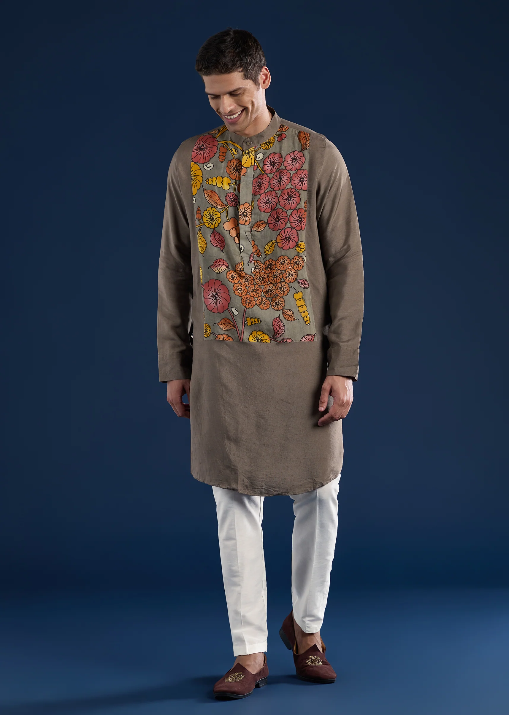 Fusion Couple Set – Orange Abstract Crush Saree for Her & Grey Handpainted Kalamkari Kurta Set for Him - Image 11
