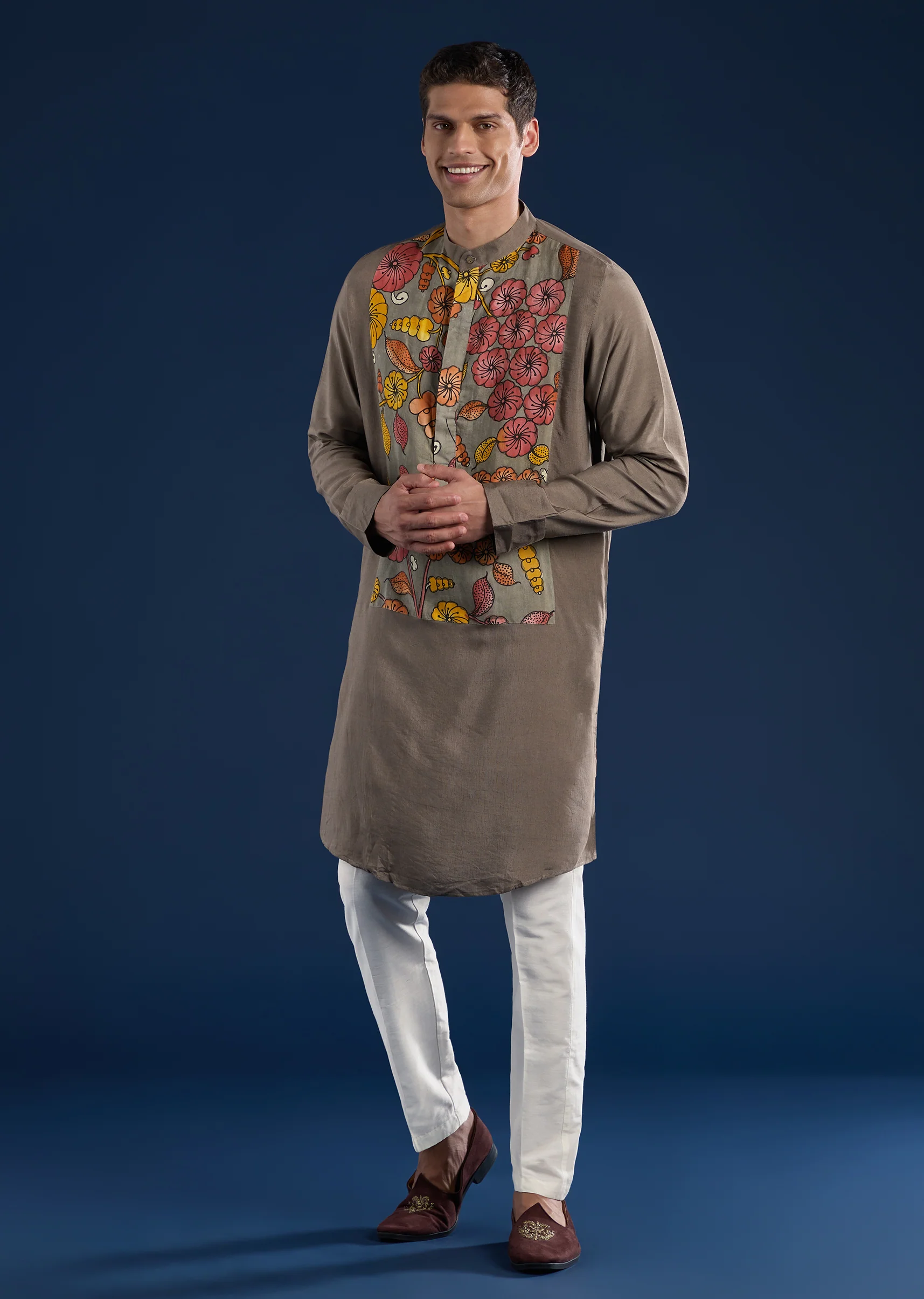 Fusion Couple Set – Orange Abstract Crush Saree for Her & Grey Handpainted Kalamkari Kurta Set for Him - Image 12