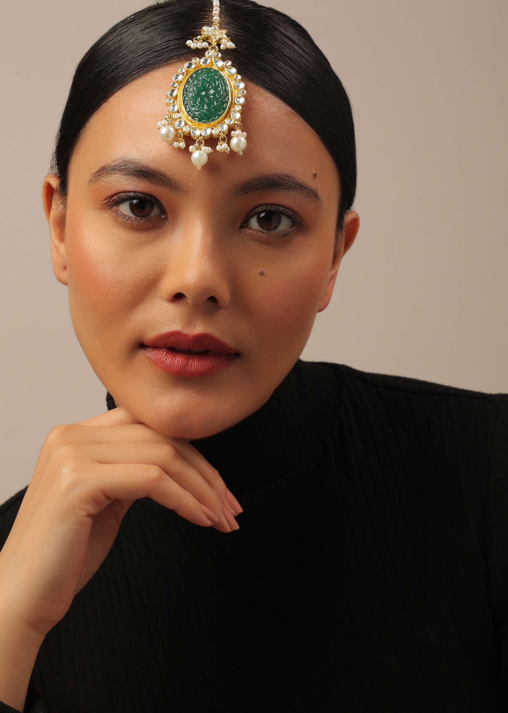 Gold Finish Carved Emerald Green Kundan Polki Bridal Choker Set - Image 4
