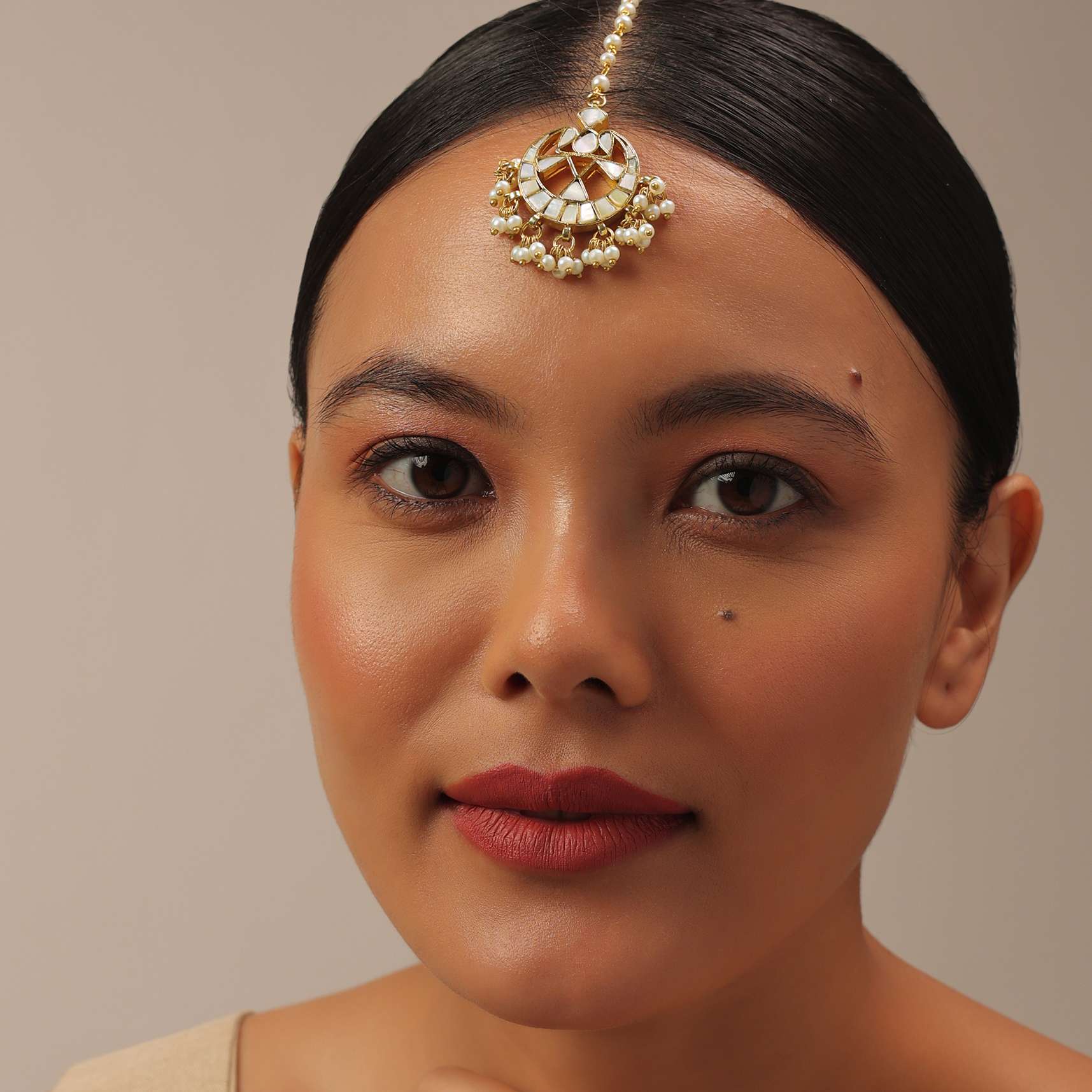 Gold Finish Kundan Maangteeka With Synthetic Stones And Beads - Image 3