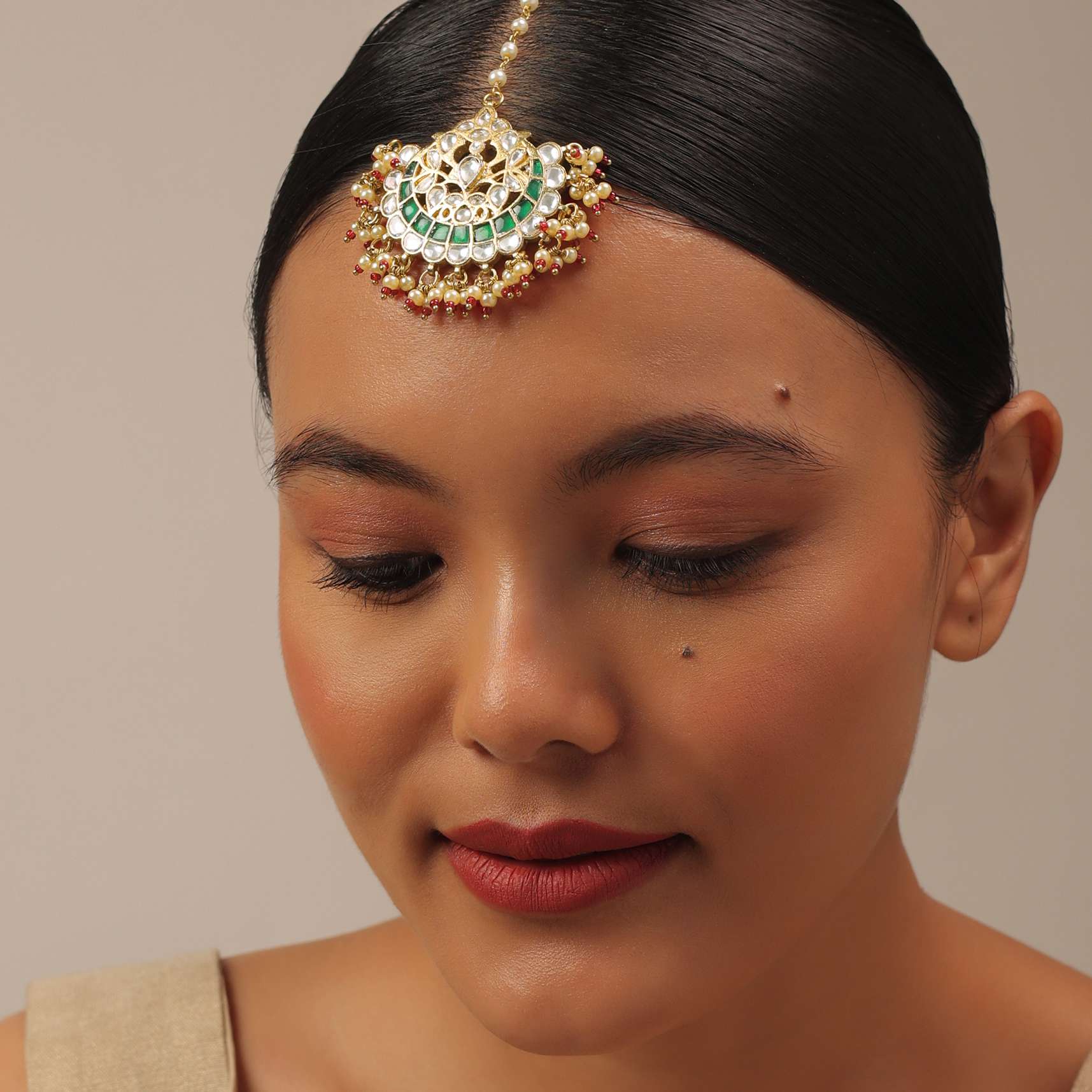 Gold Finish Kundan Multicolor Maangtika With Synthetic Beads And Stones - Image 2