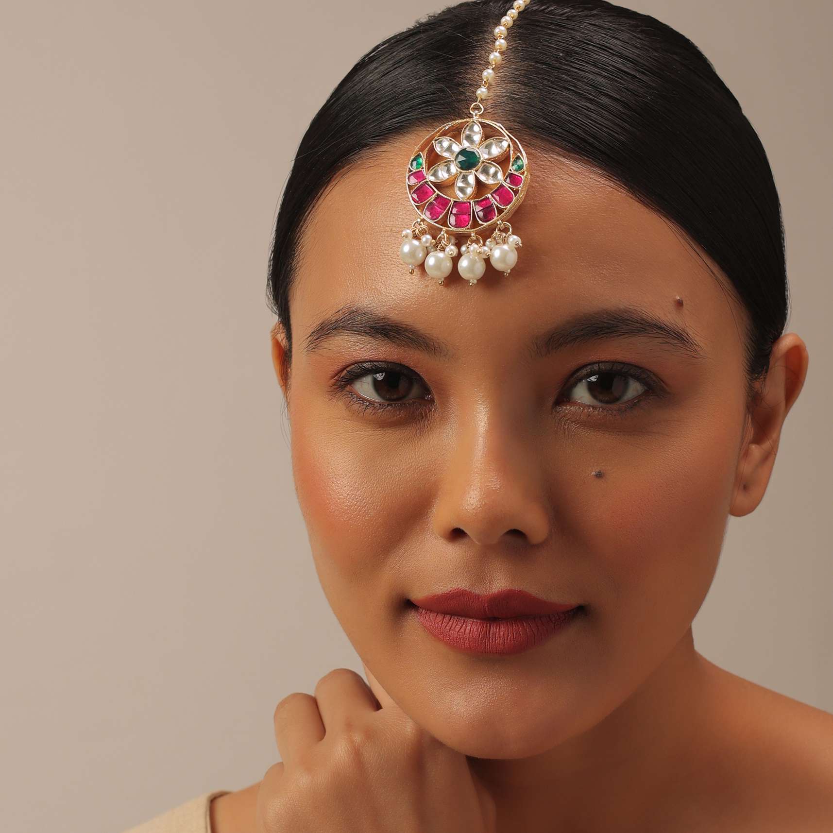 Gold Finish Kundan Multicolor Maangtika With Synthetic Stones And Beads - Image 2