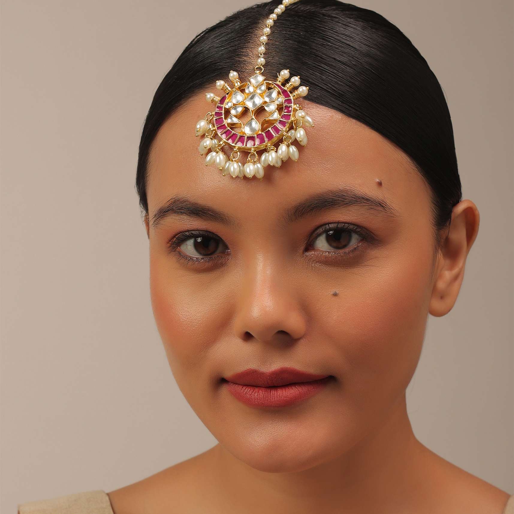 Gold Finish Kundan Red Floral Maangtika With Synthetic Pearls And Stones - Image 2