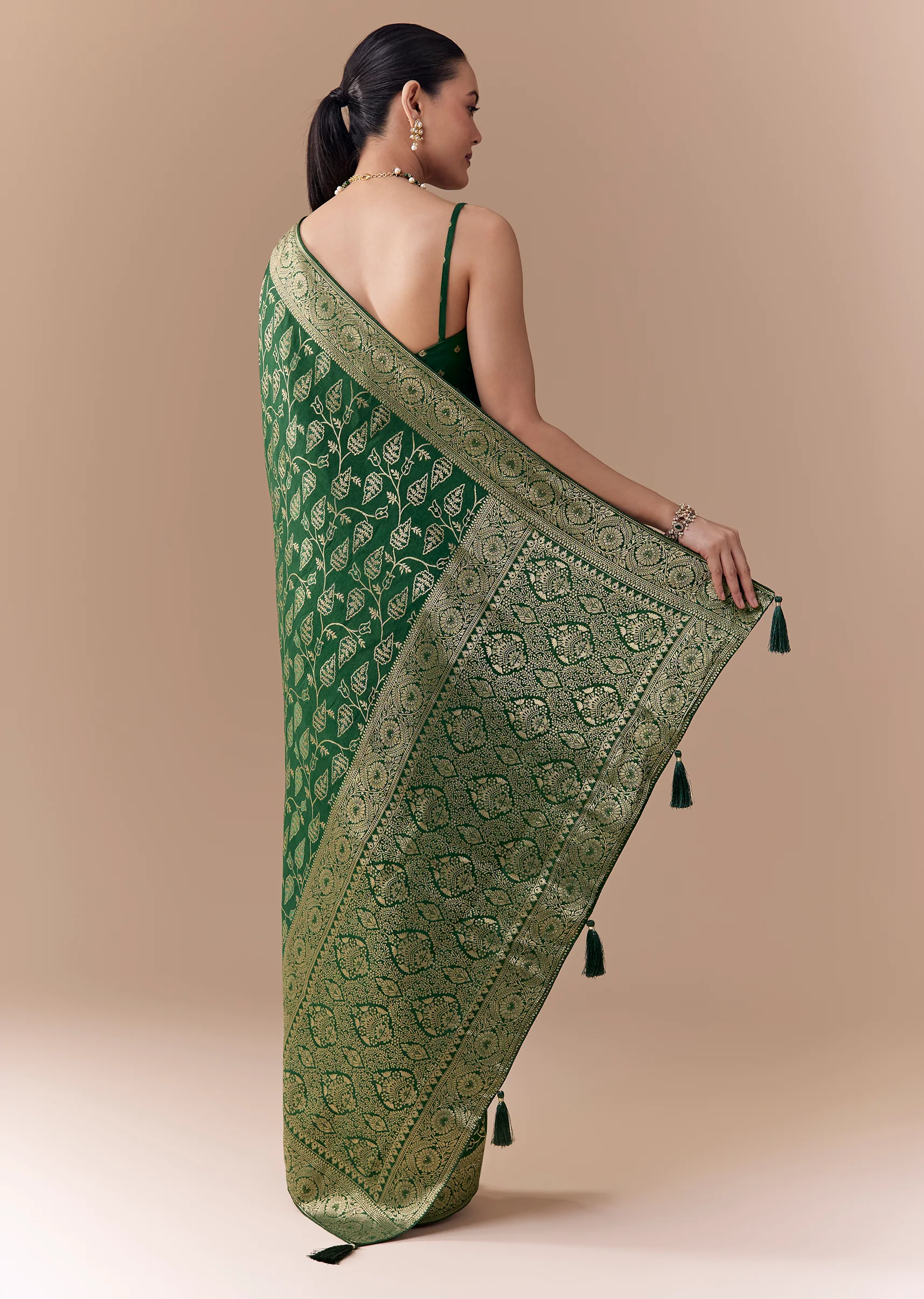 Green Dola Silk Woven Saree with Blouse Fabric - Image 4