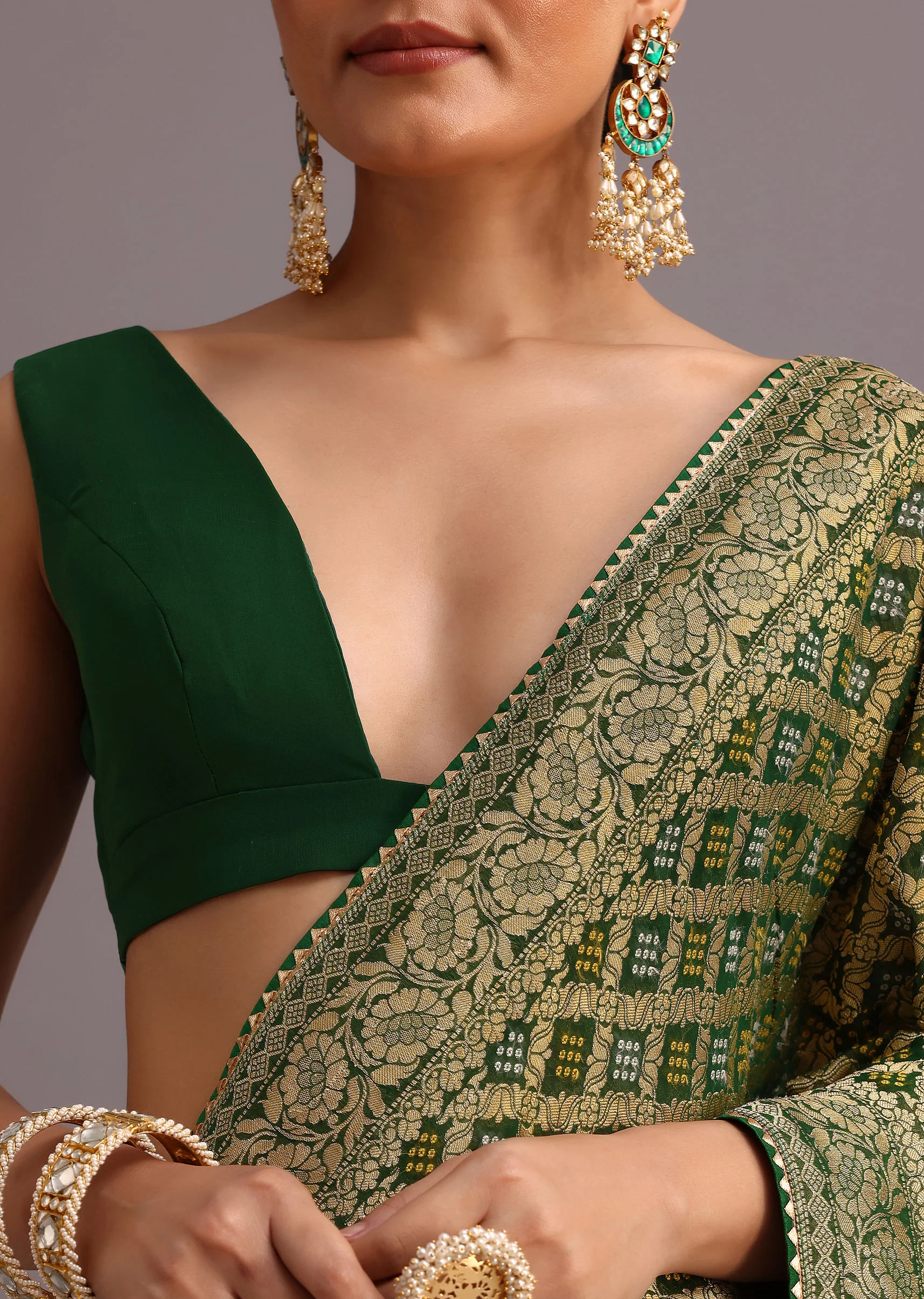 Green Khaddi Georgette Bandhani Saree With Zari Jaal Motif Weave - Image 3