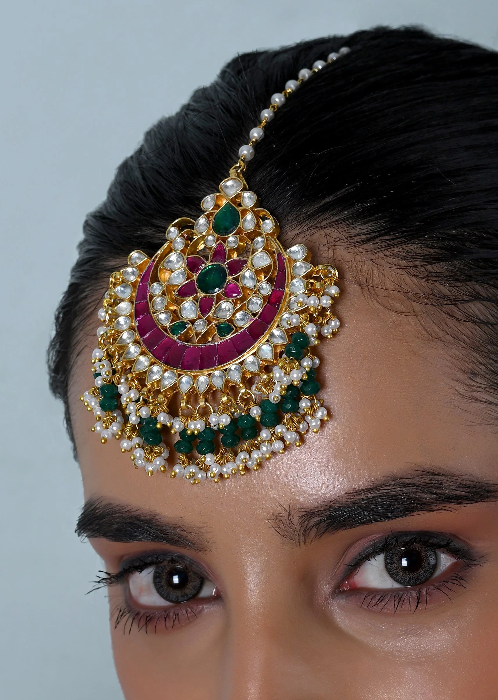 Green Kundan Necklace Set With Earrings And Maang Tikka - Image 3