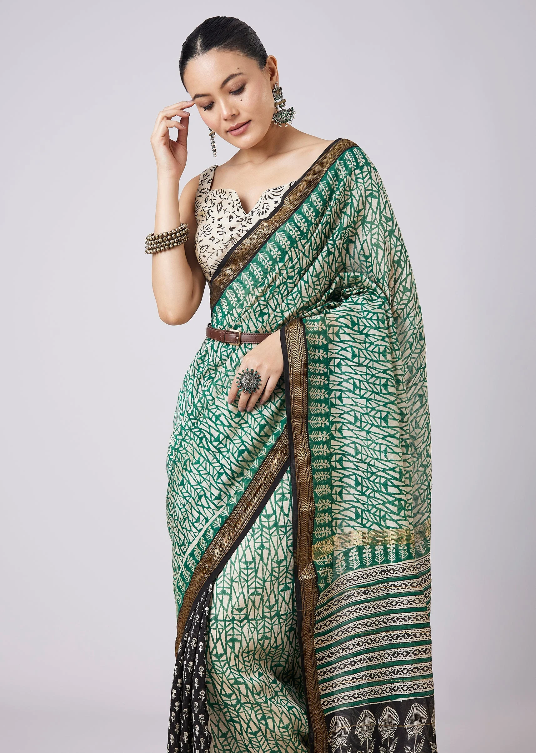 Green Motif Printed Saree with Unstitched Blouse - Image 5