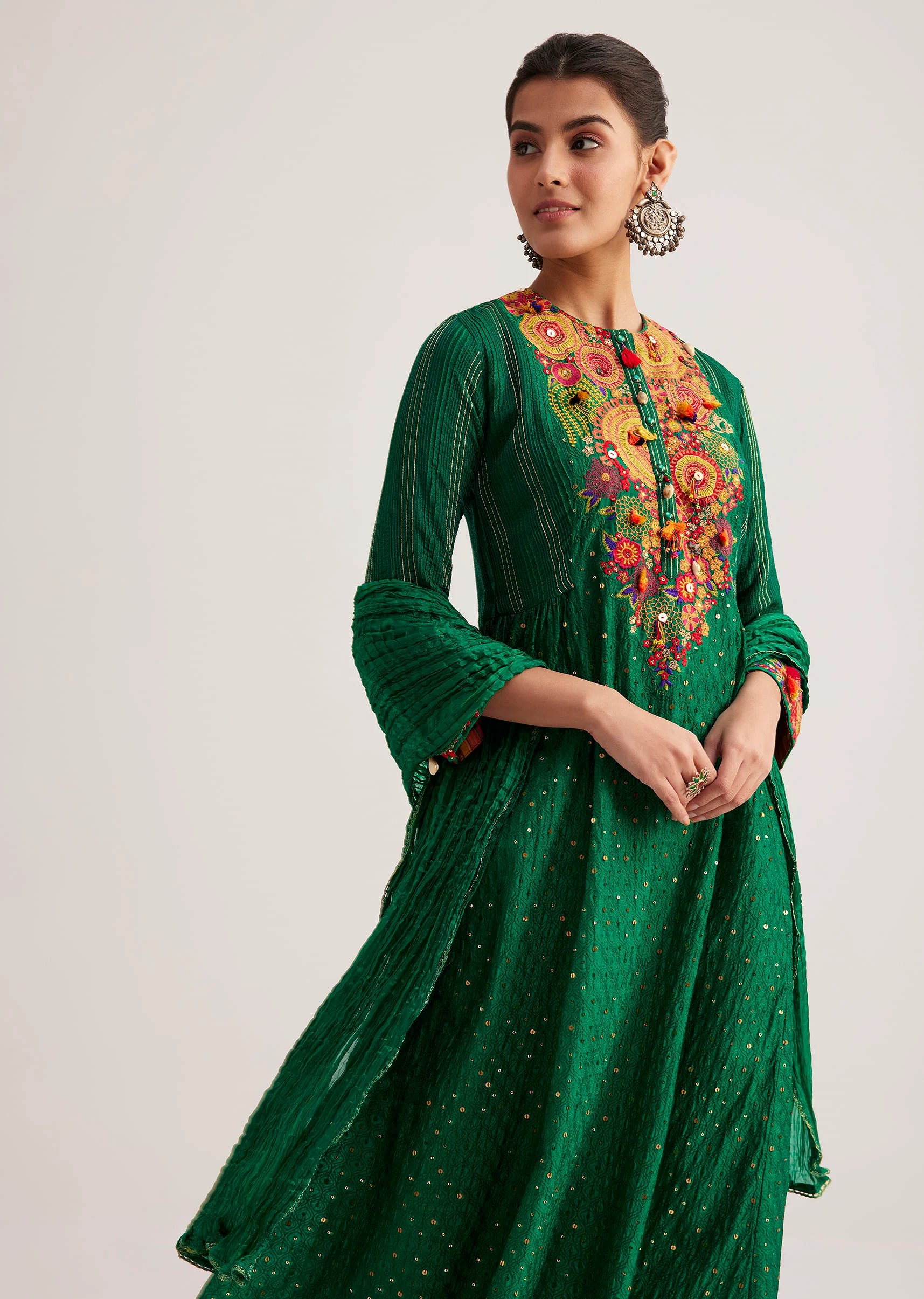 Green Silk Kurta Set With Resham Embroidery And Textured Dupatta - Image 4