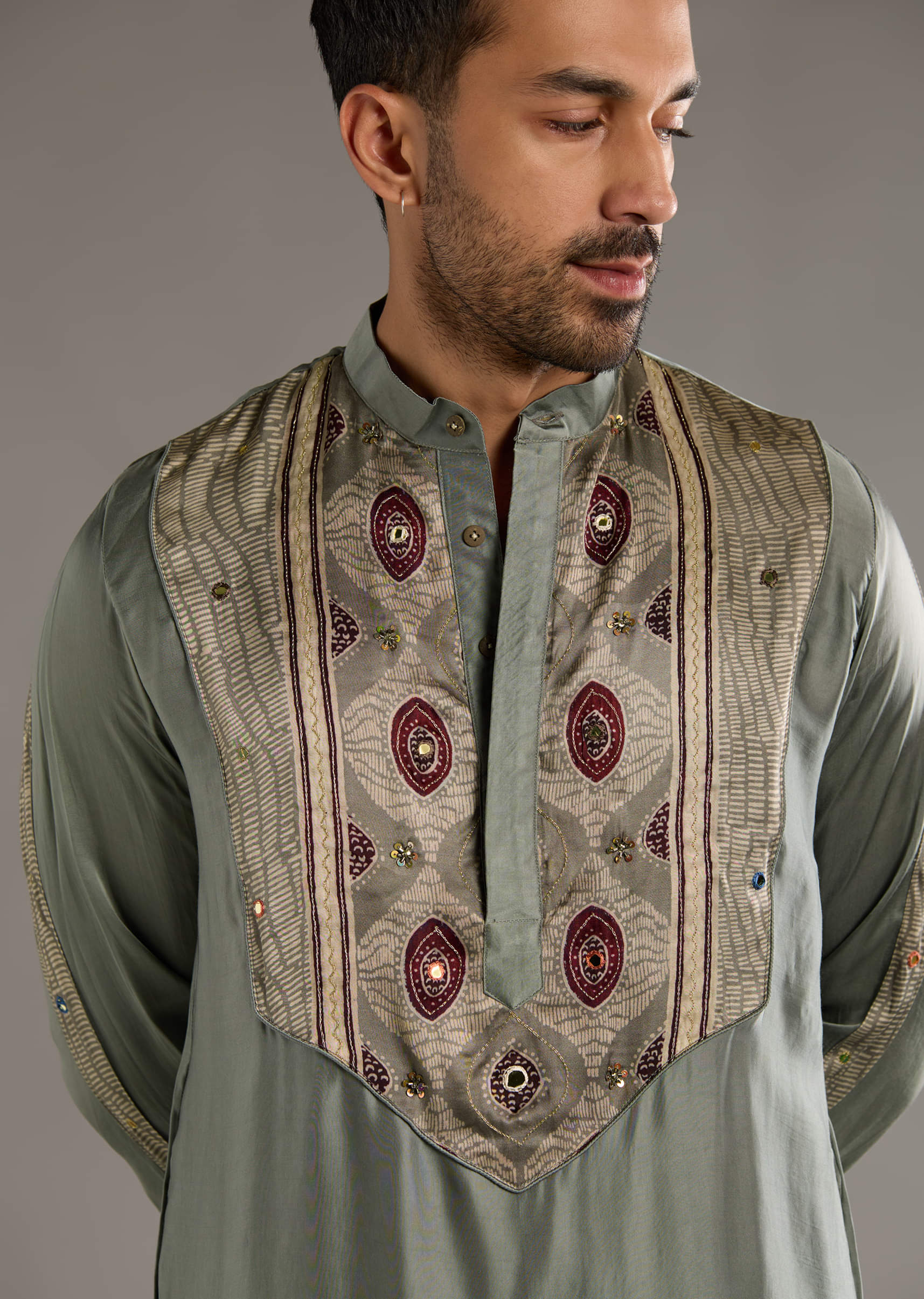 Grey Silk Kurta Set For Men With Hand Dyed Leheriya Print - Image 2
