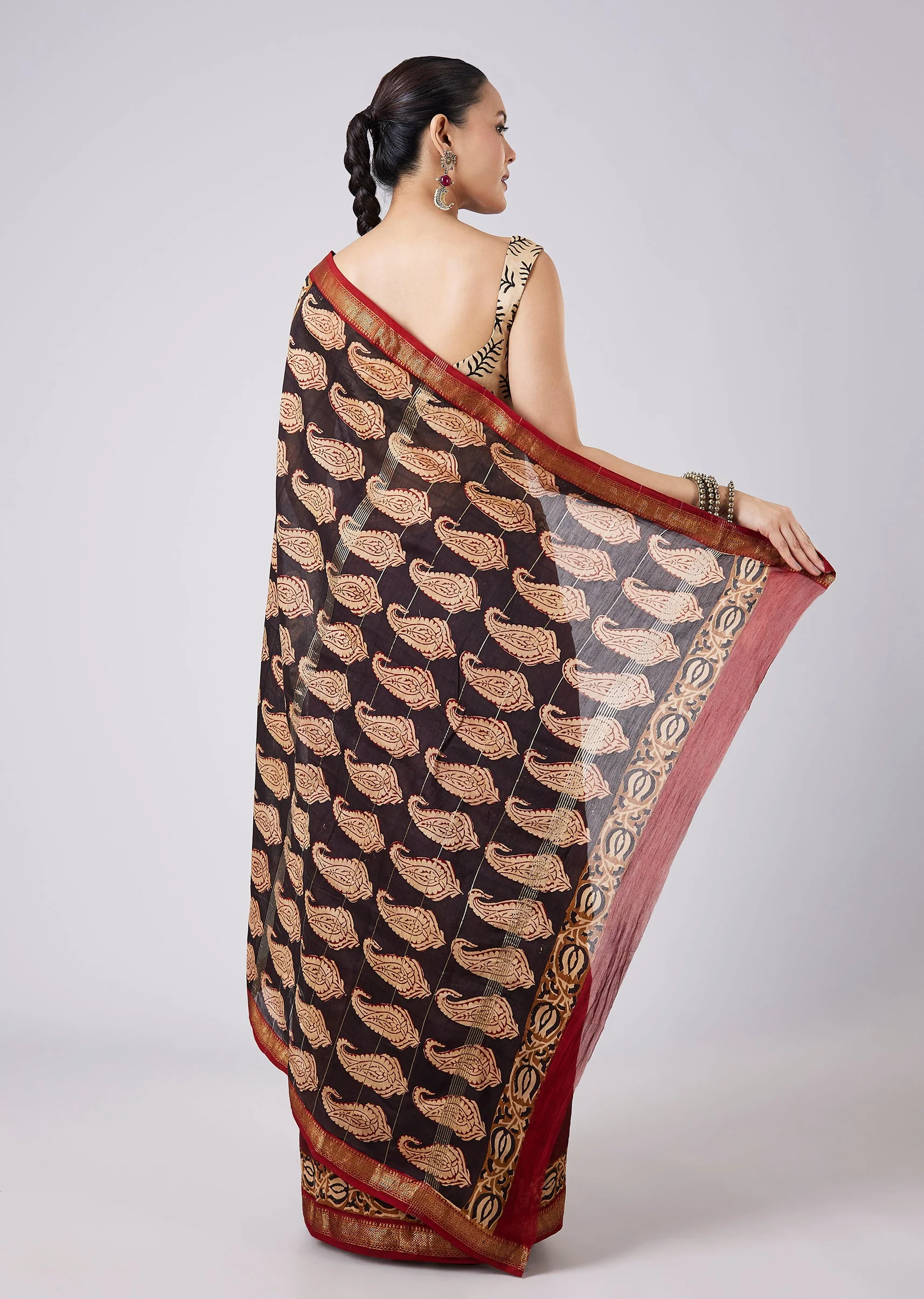 Maroon Block Printed Saree with Unstitched Blouse - Image 4