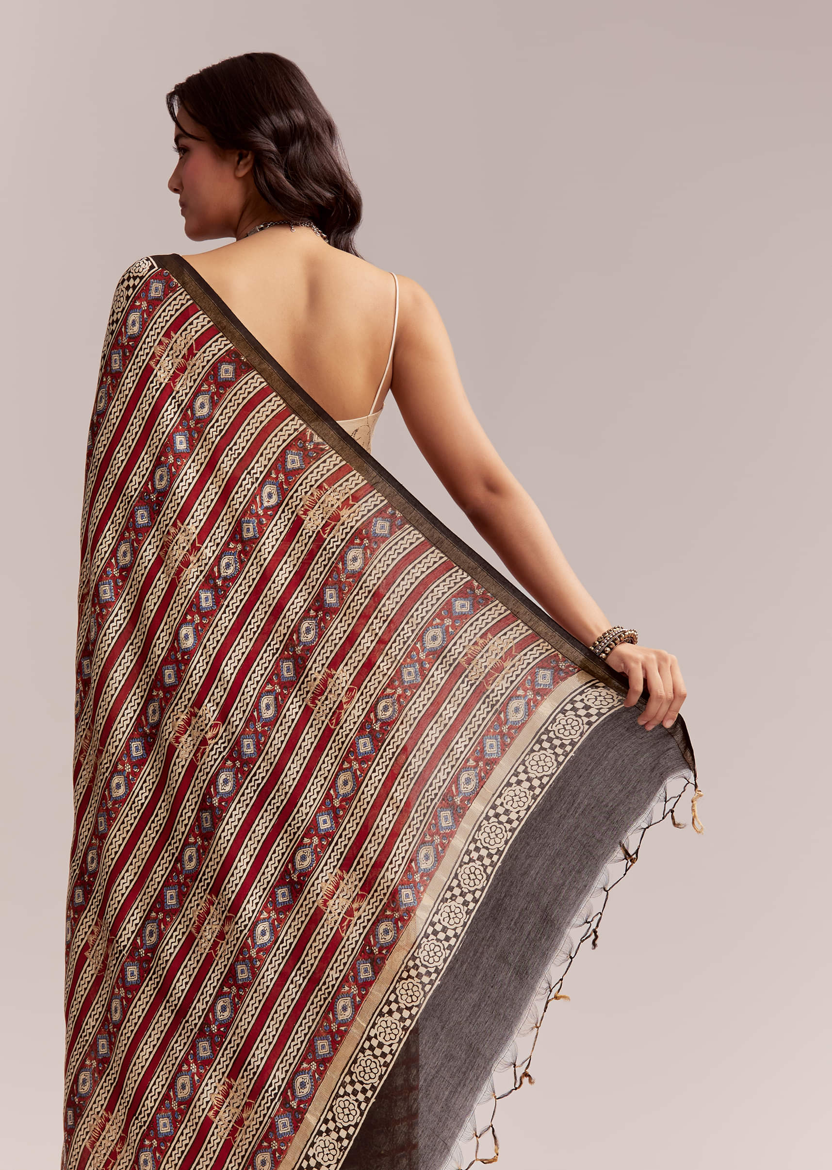 Maroon Linen Printed Saree With Traditional Ajrakh Print - Image 4