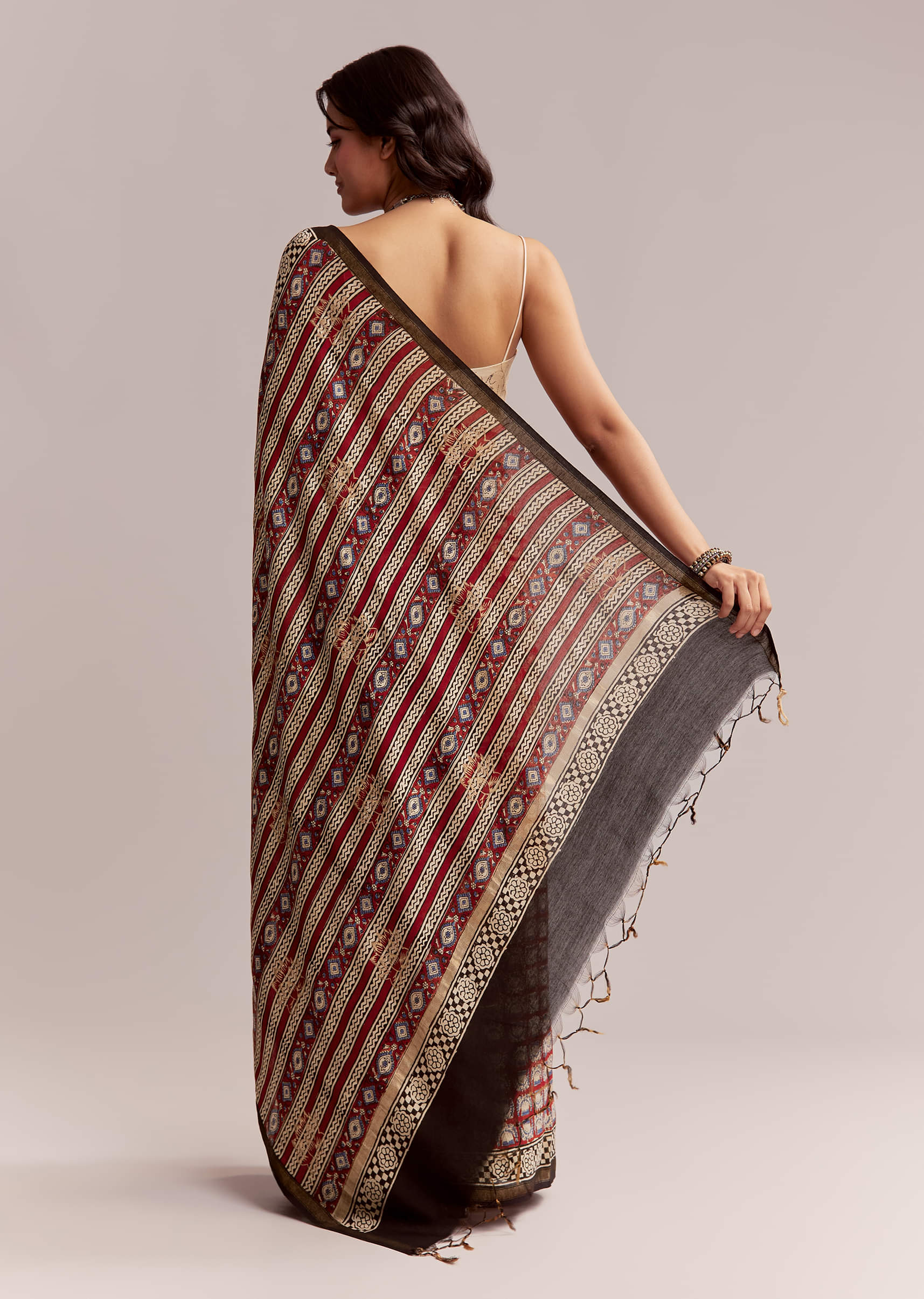 Maroon Linen Printed Saree With Traditional Ajrakh Print - Image 6