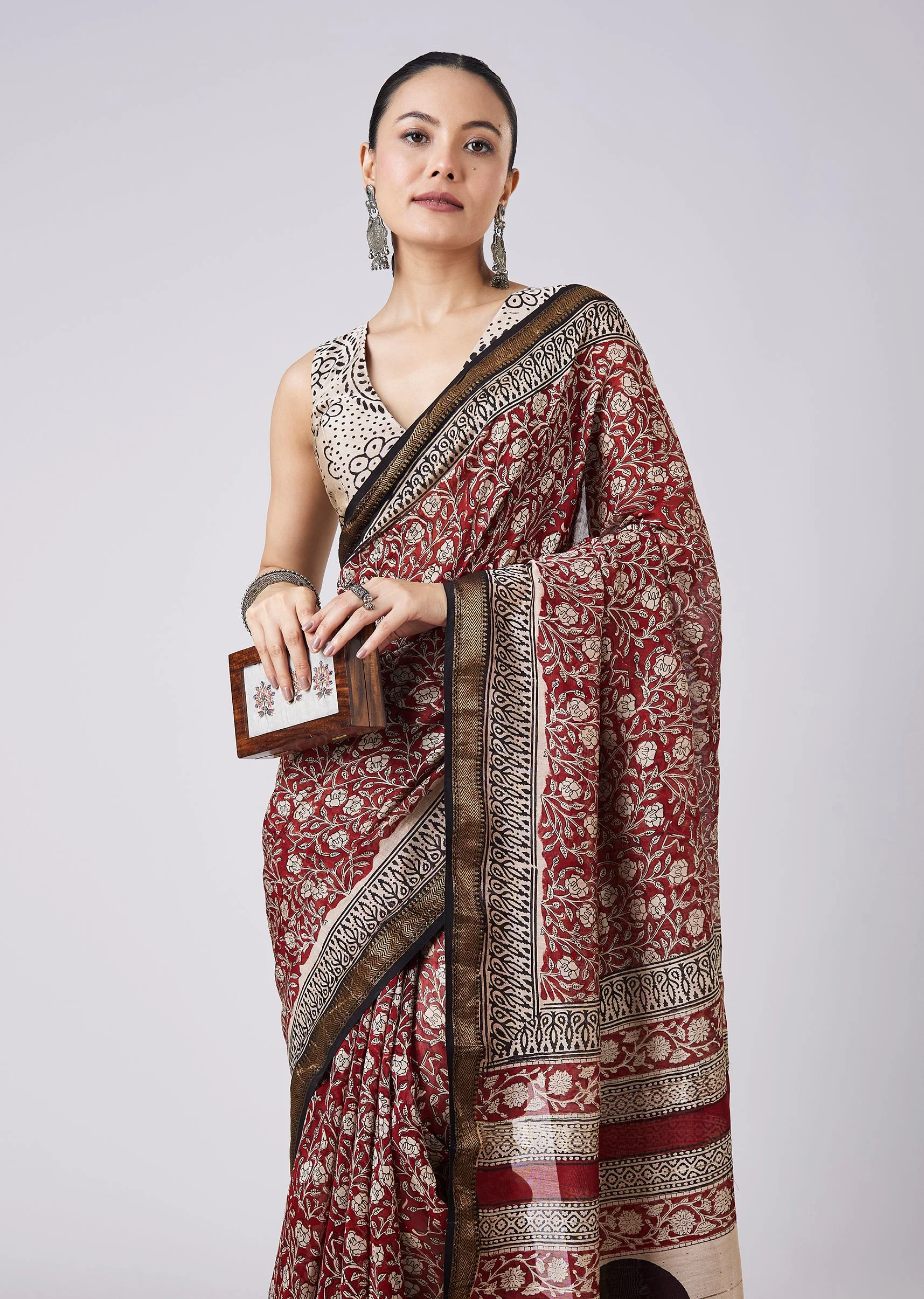 Maroon Printed Saree with Unstitched Blouse - Image 5