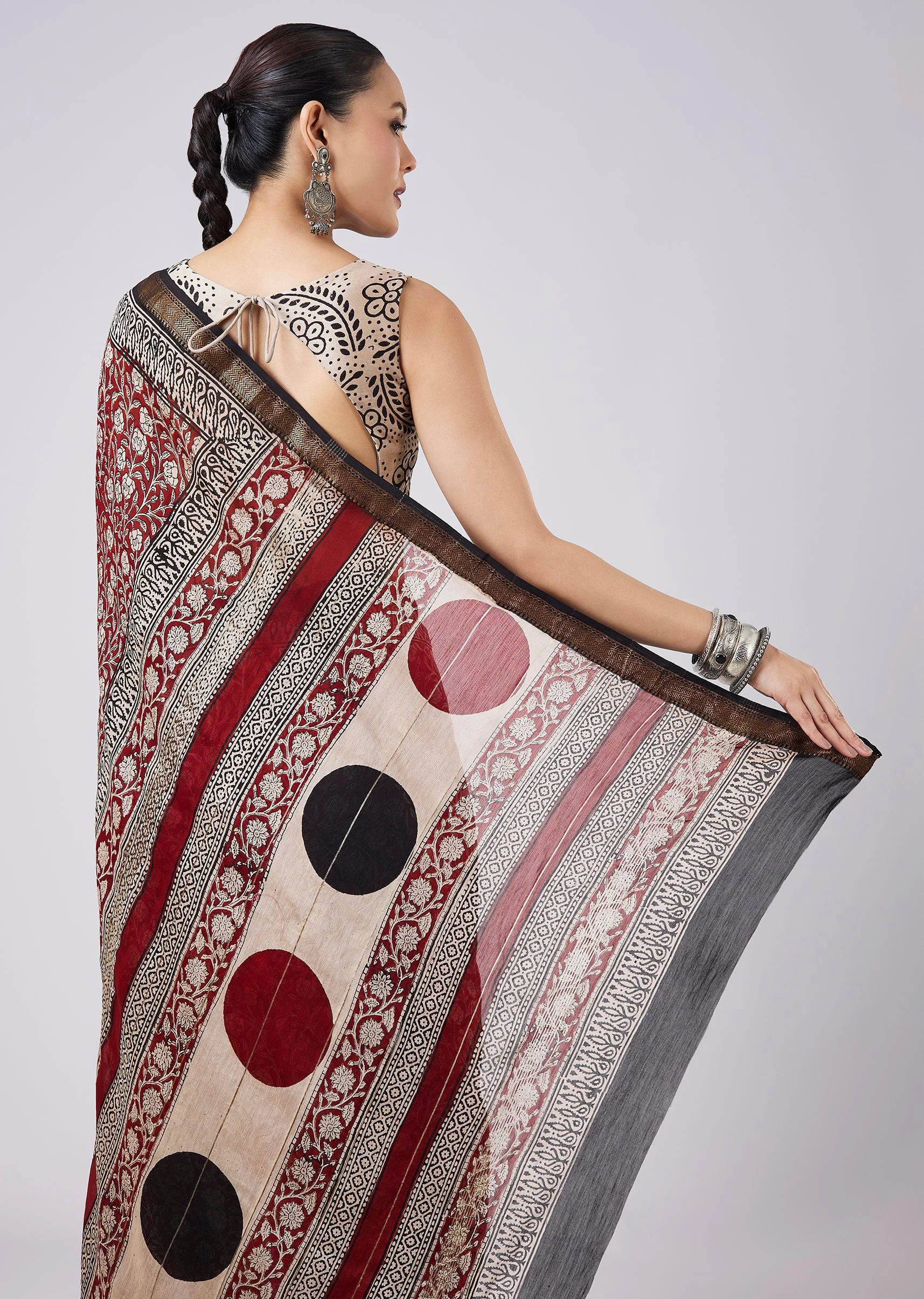 Maroon Printed Saree with Unstitched Blouse - Image 6
