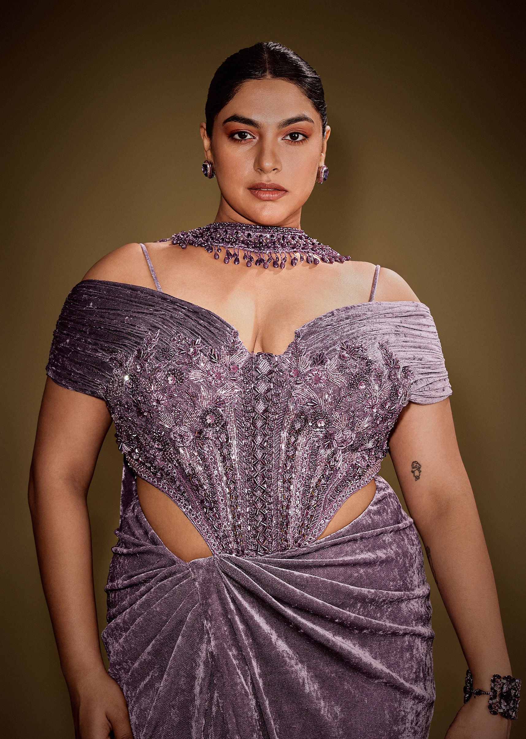 Mauve Off Shoulder Velvet Gown With Keyhole Detail And Embroidered Choker - Image 3