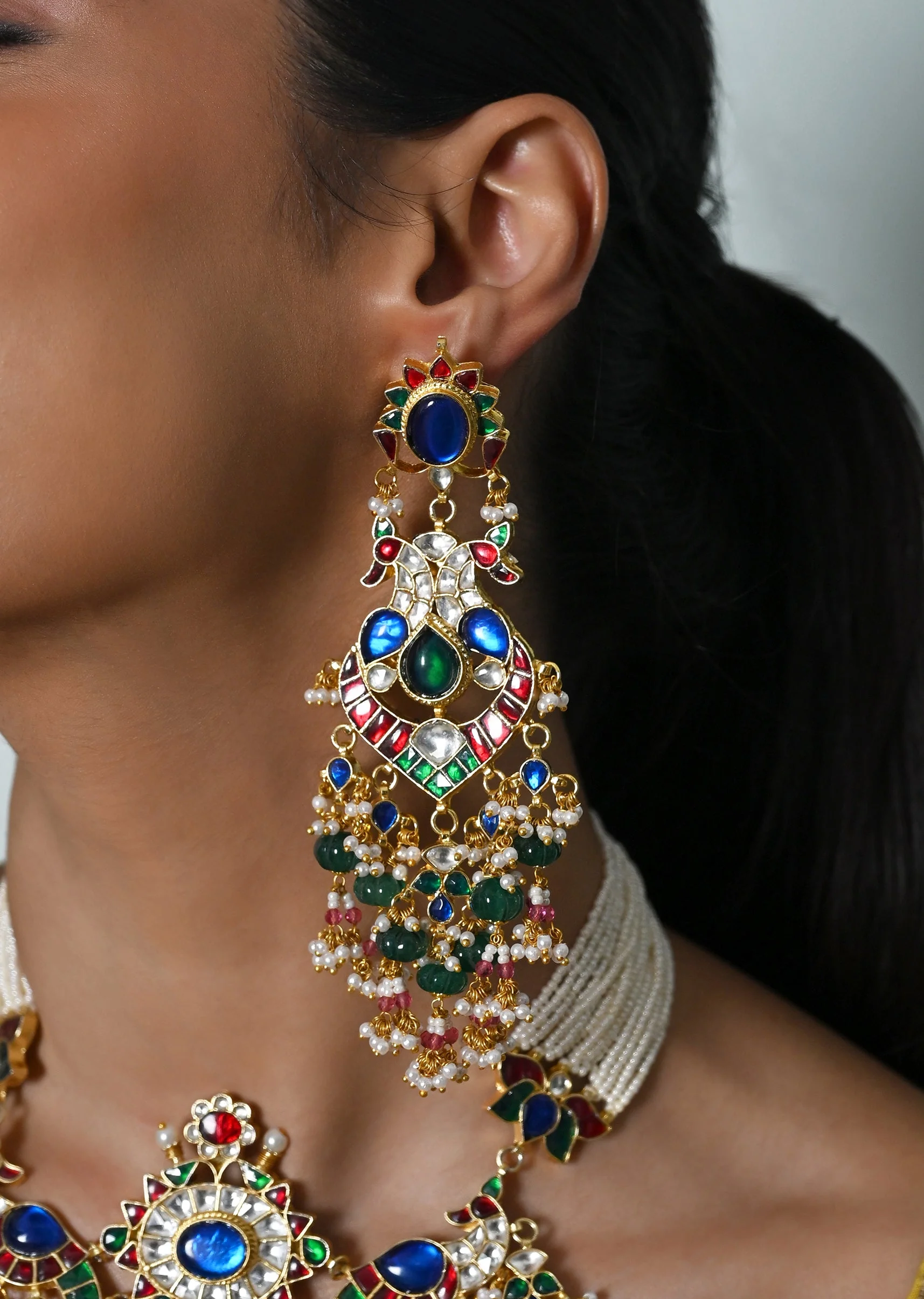 Multicolour And White Jadau Kundan Necklace Set With Earrings - Image 3