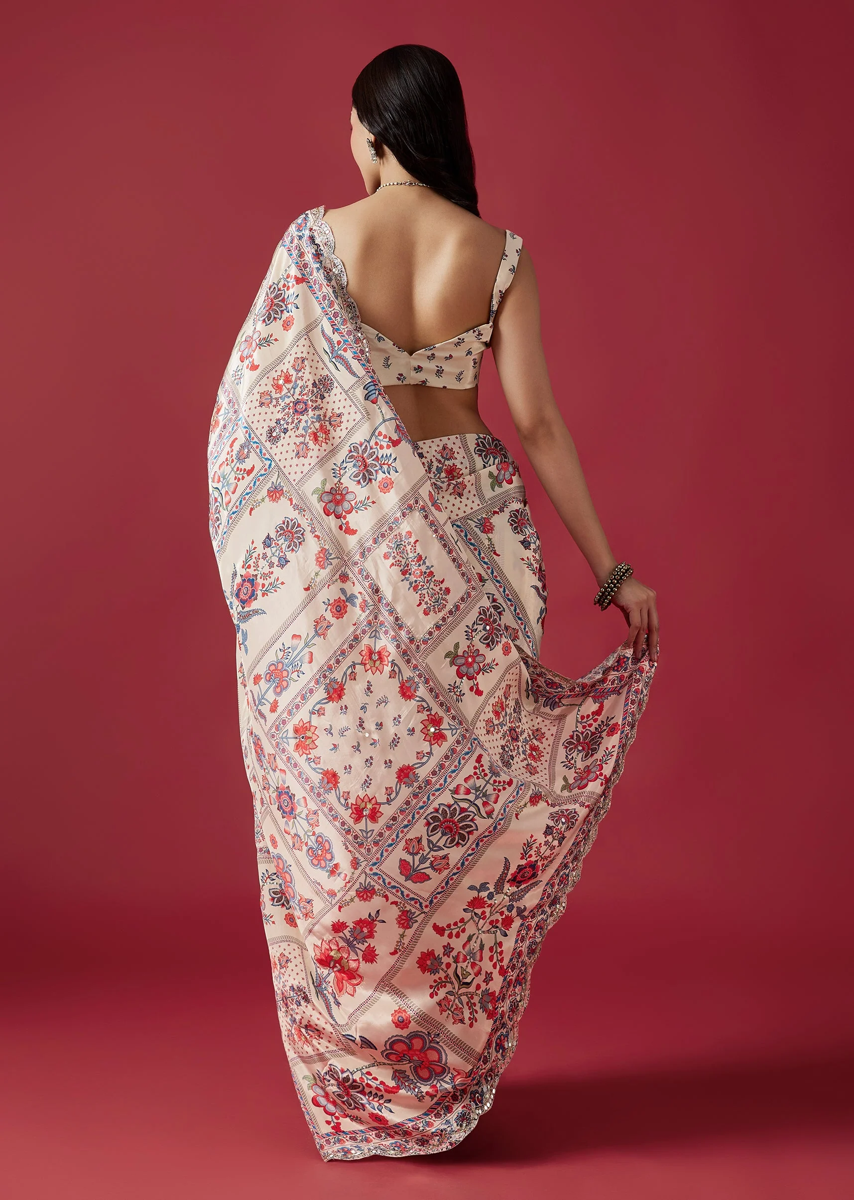 Off-White Floral Printed Crepe Saree With Mirror And Sequin Work - Image 4