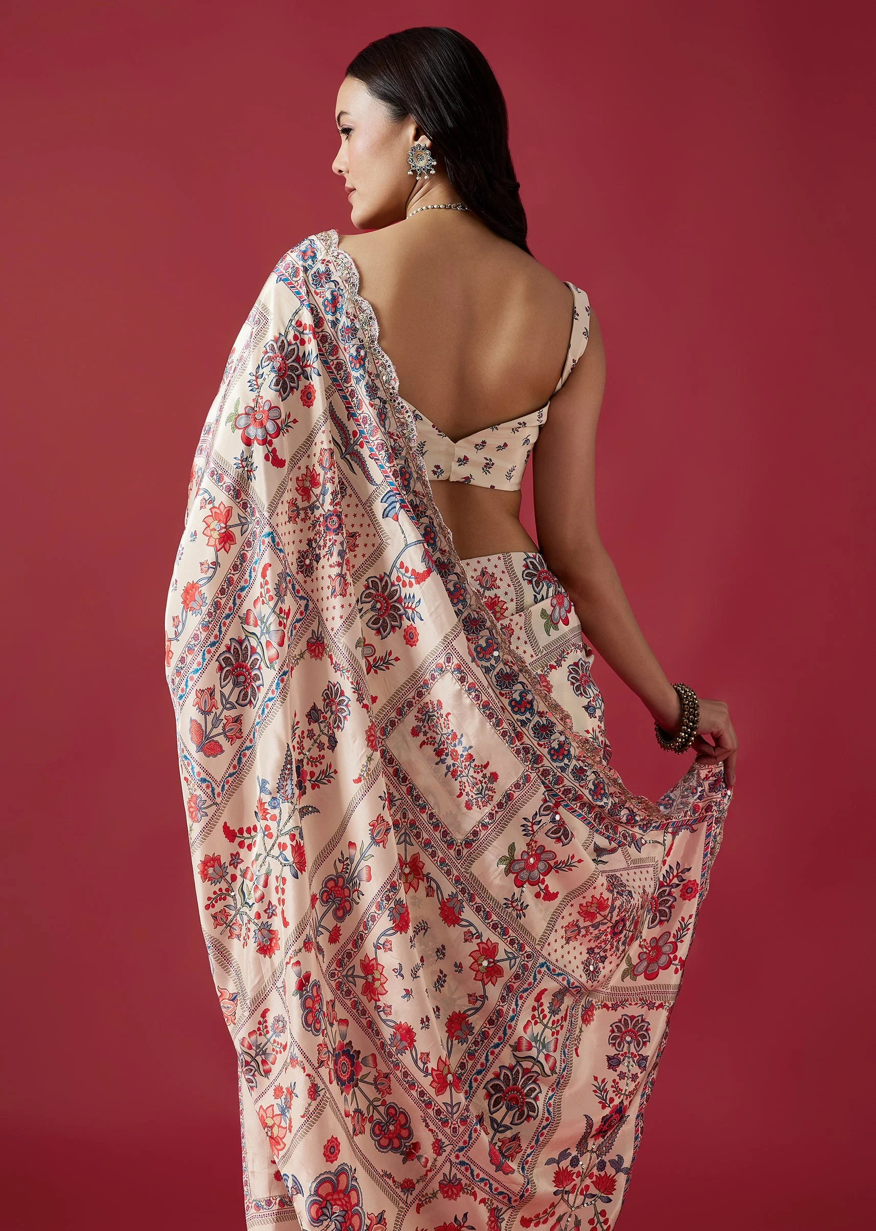 Off-White Floral Printed Crepe Saree With Mirror And Sequin Work - Image 6