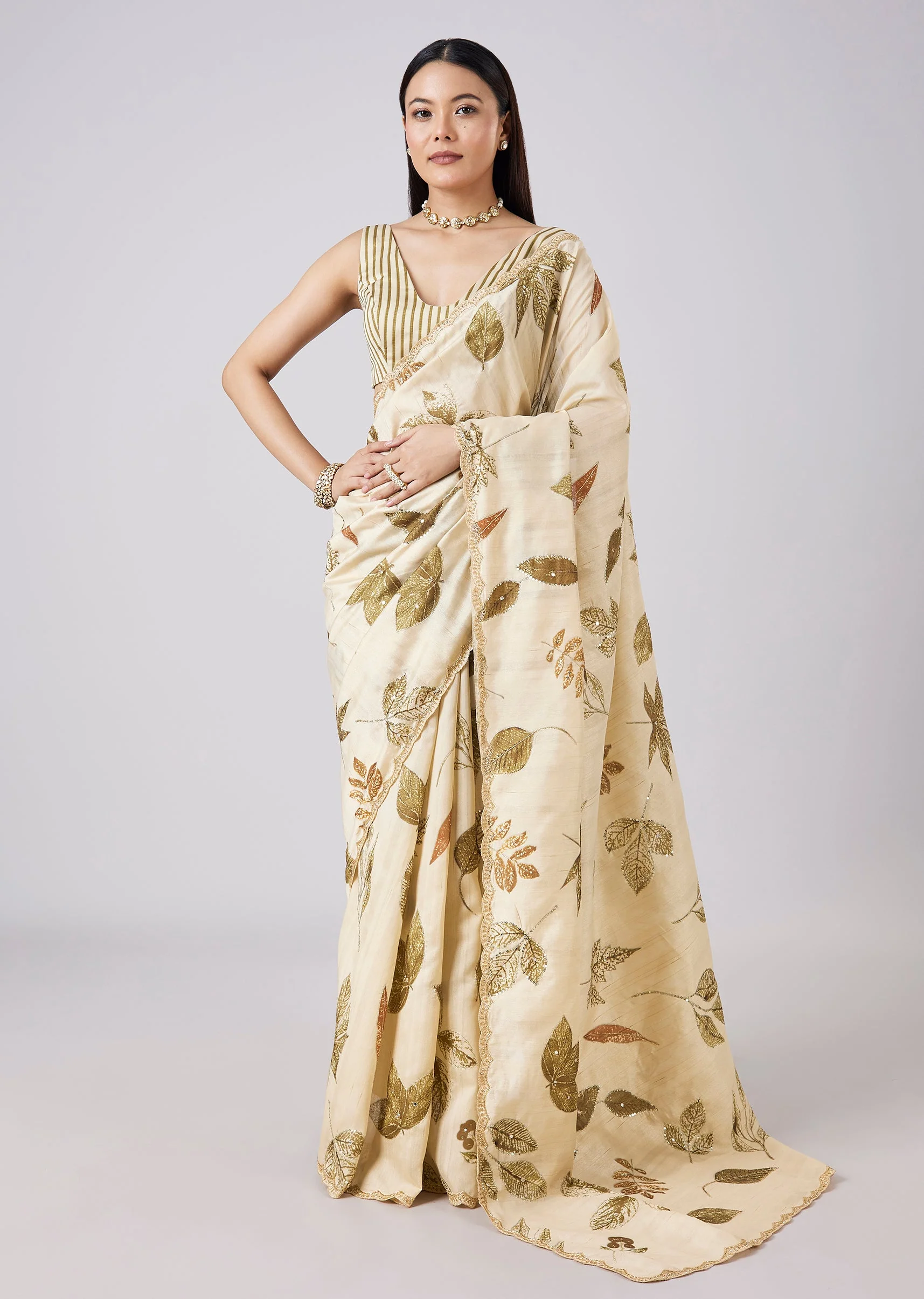 Off White Floral Printed Saree with Blouse - Image 3
