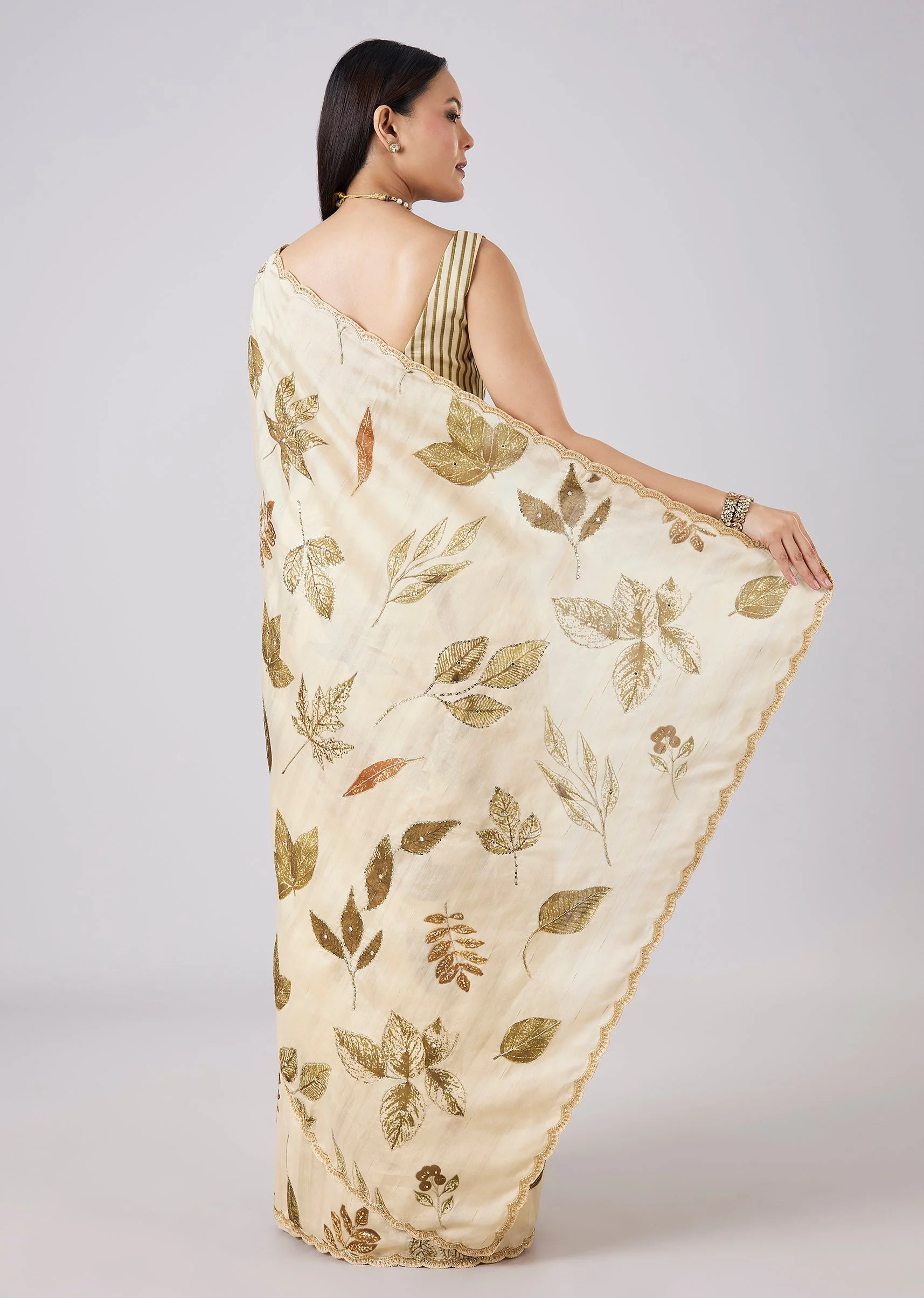 Off White Floral Printed Saree with Blouse - Image 4