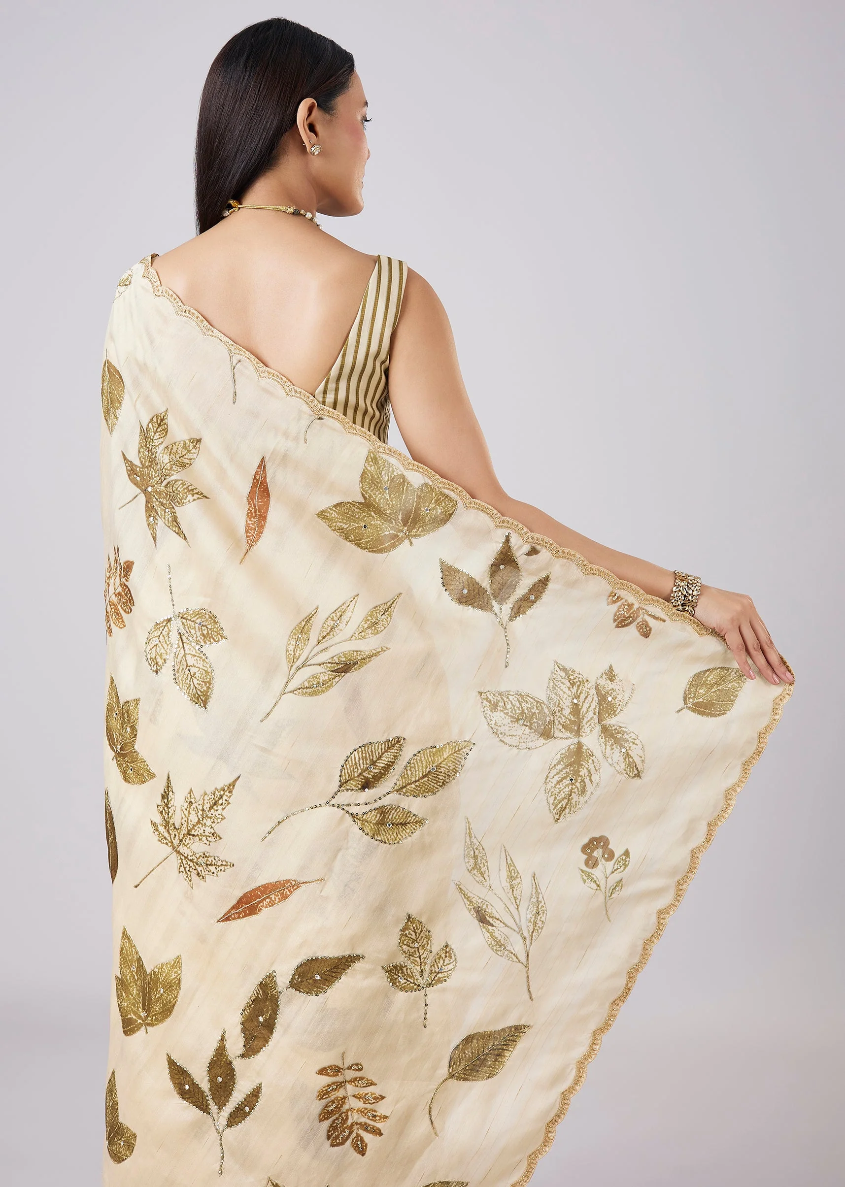 Off White Floral Printed Saree with Blouse - Image 6