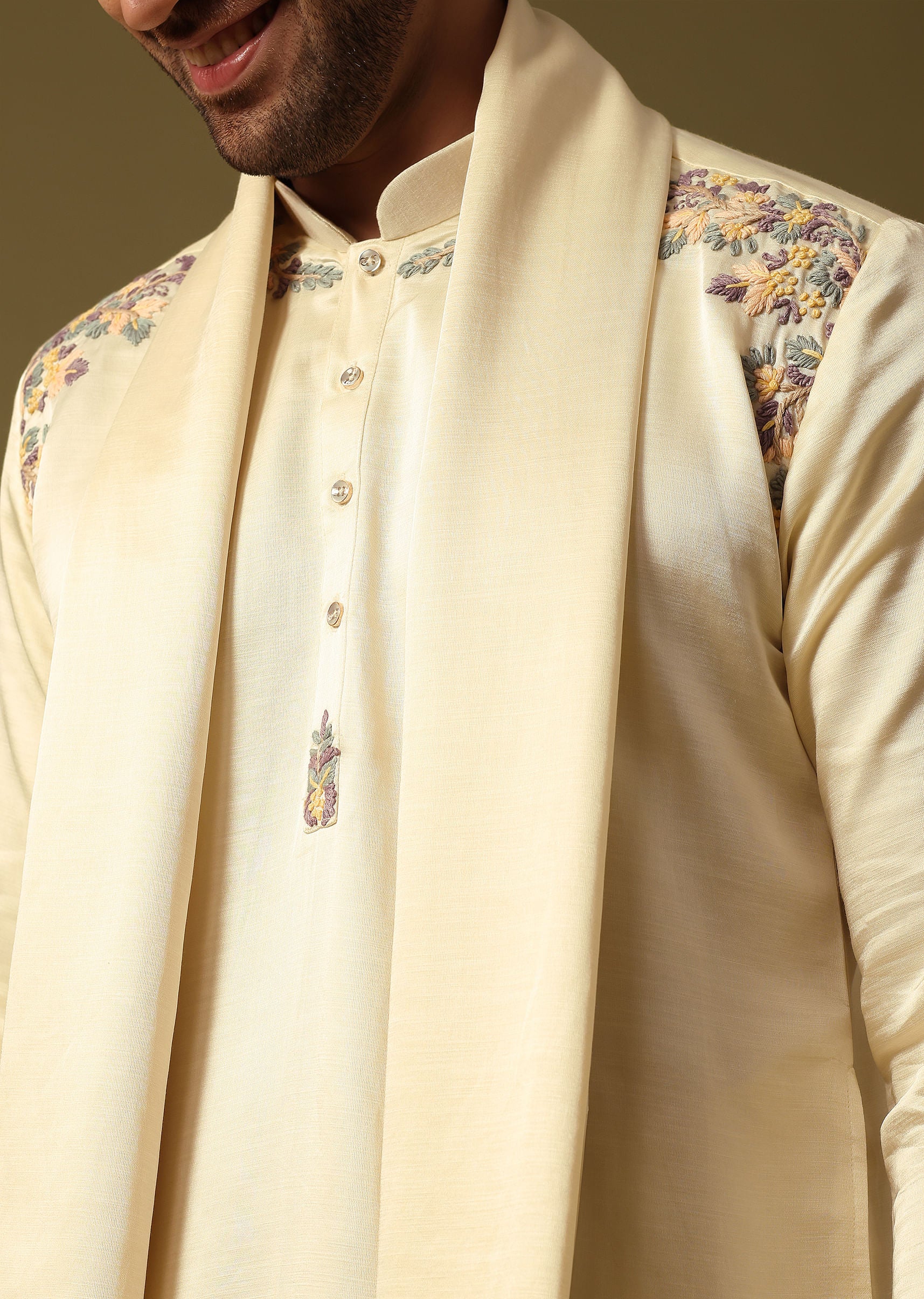 Off White Kurta Pant Set With Dupatta In Resham Work - Image 2