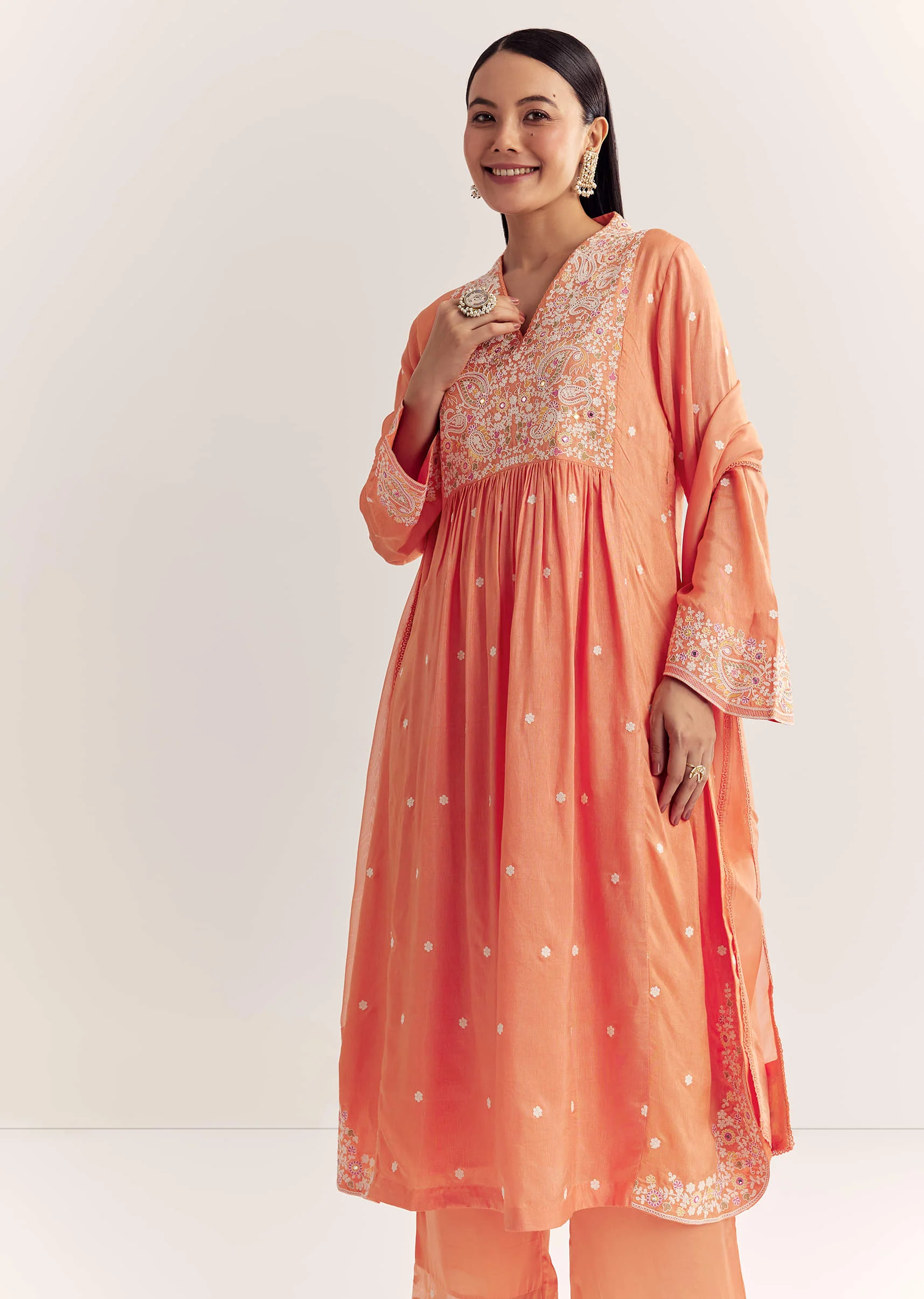 Peach Silk Threadwork Kurta Set With Organza Dupatta - Image 4