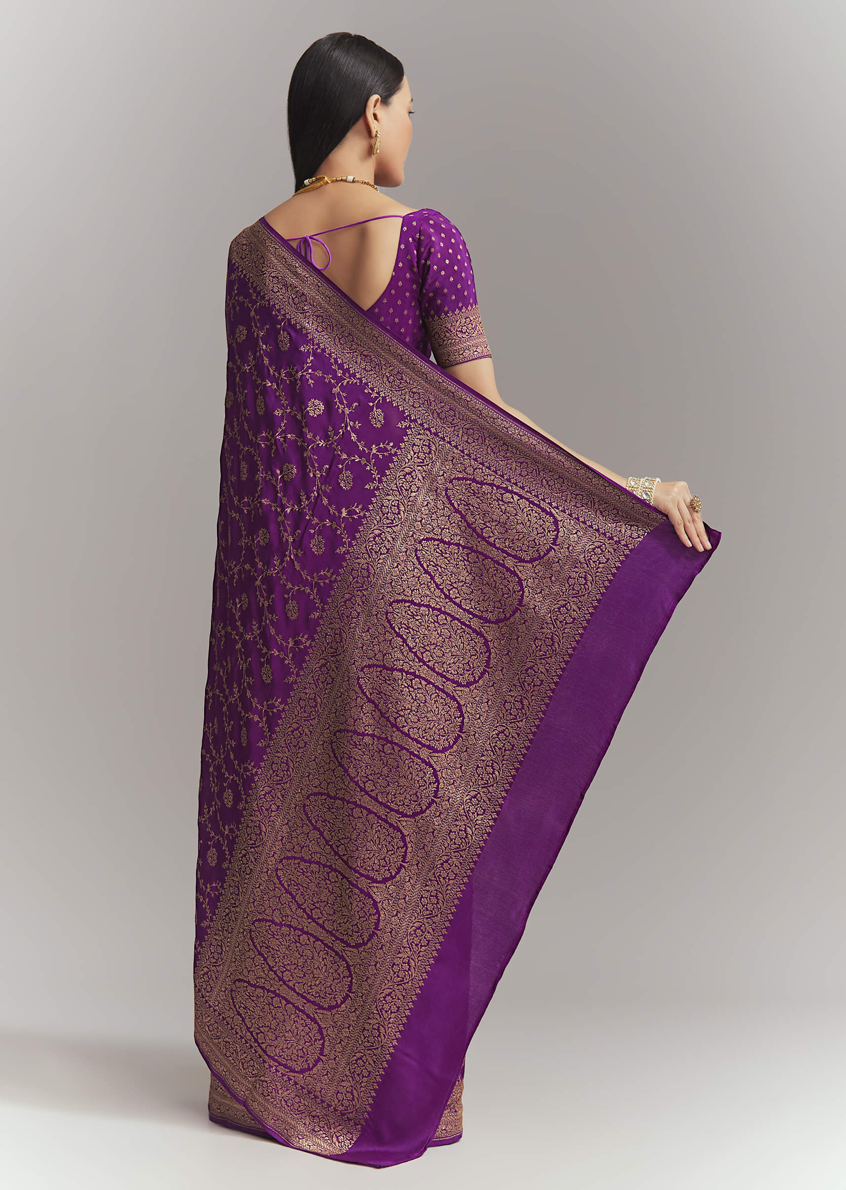 Purple Silk Woven Saree With Zari Jaal Work - Image 4
