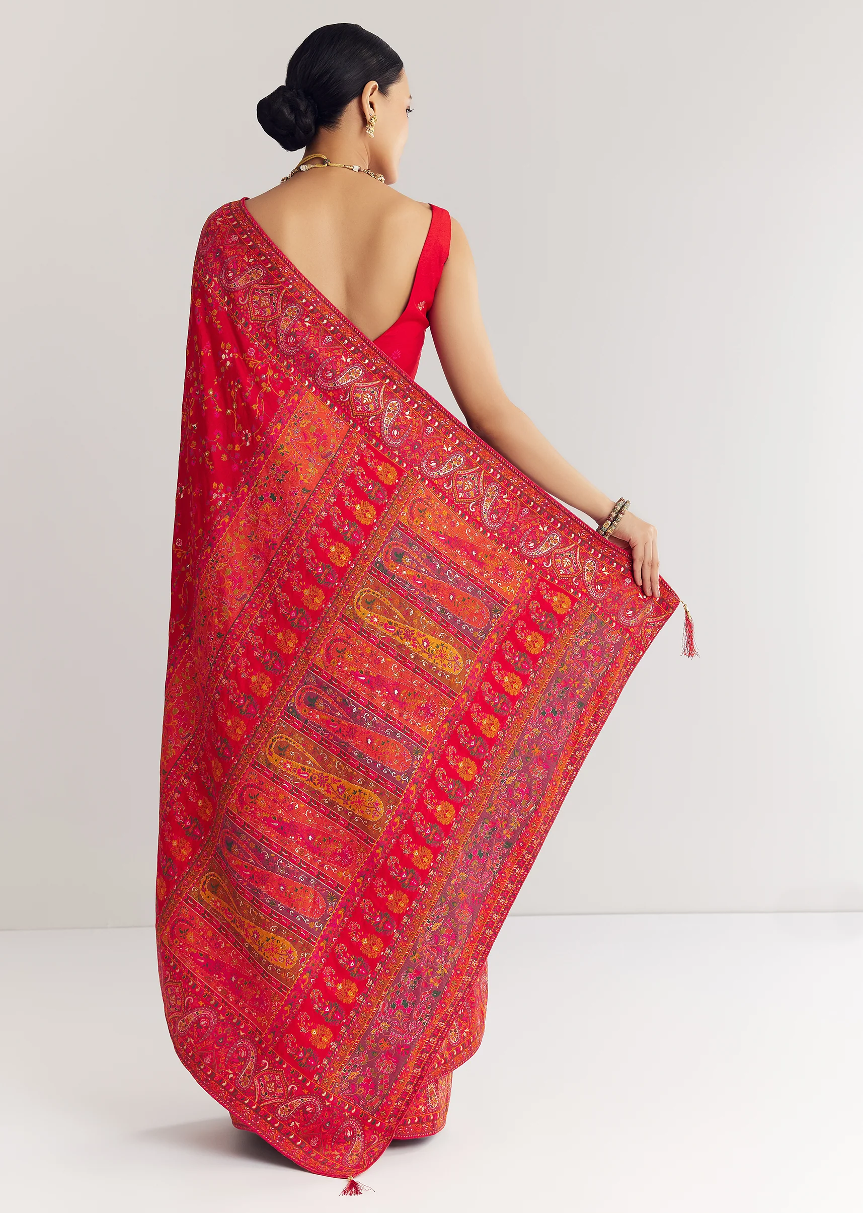 Red Dola Silk Saree With Traditional Floral And Jaal Work - Image 4