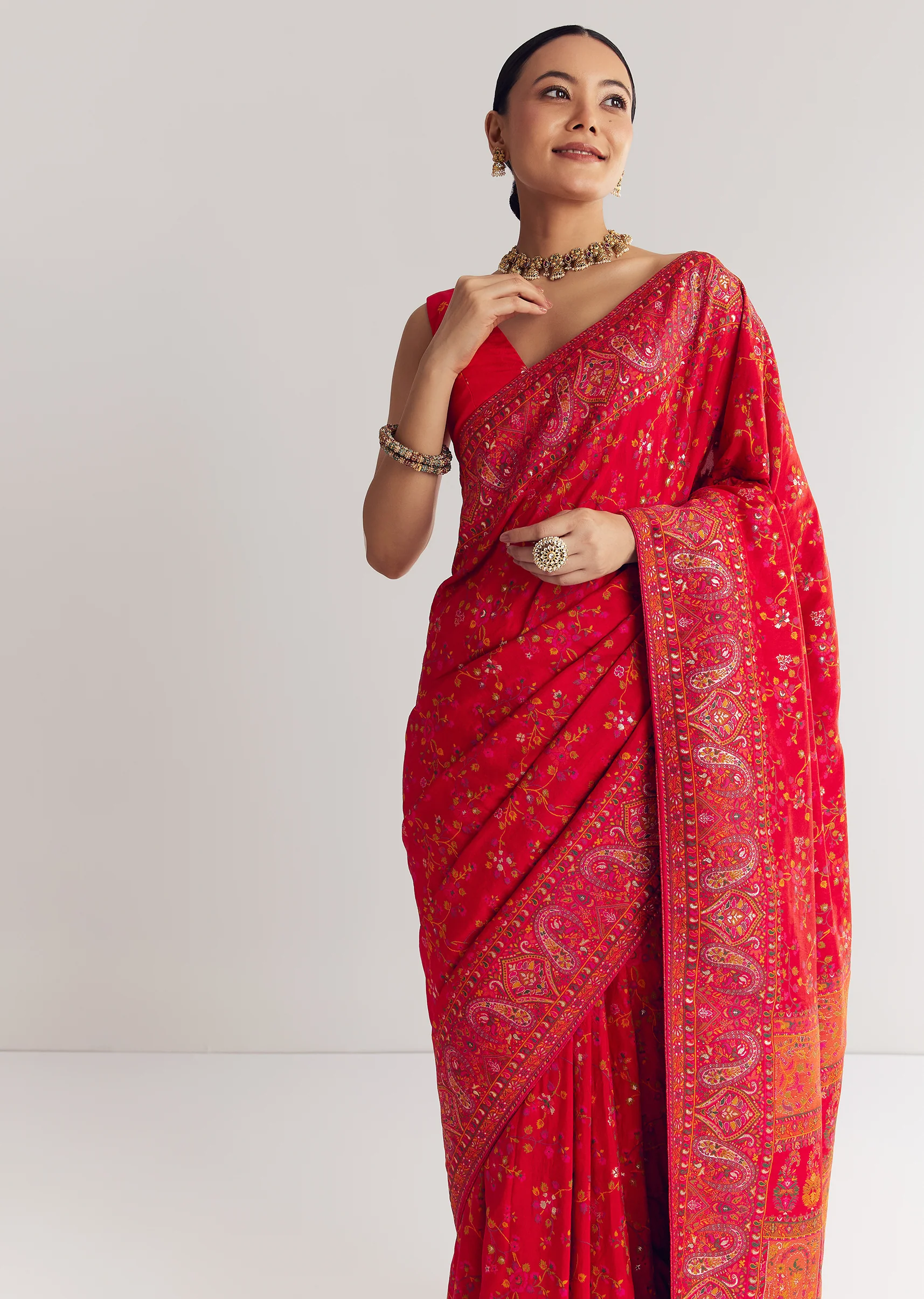 Red Dola Silk Saree With Traditional Floral And Jaal Work - Image 5