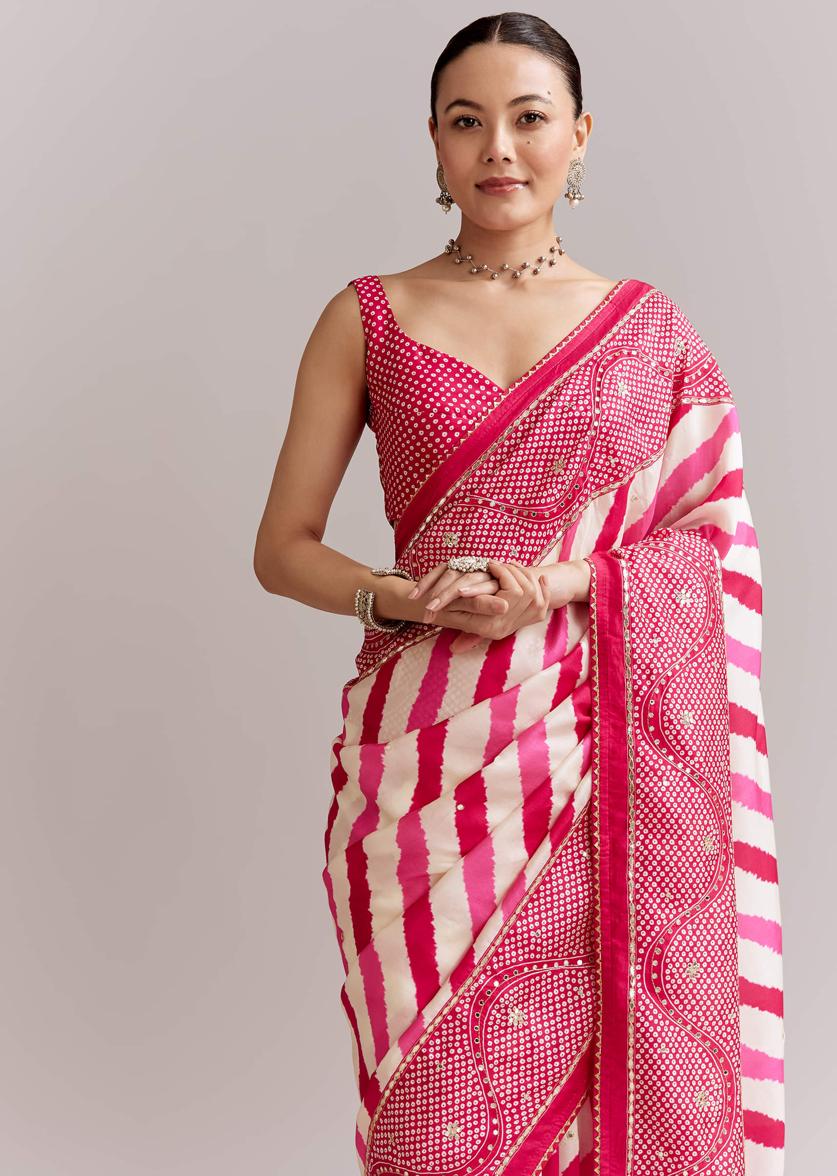 White And Pink Silk Saree With Lehariya And Bandhani Print - Image 5