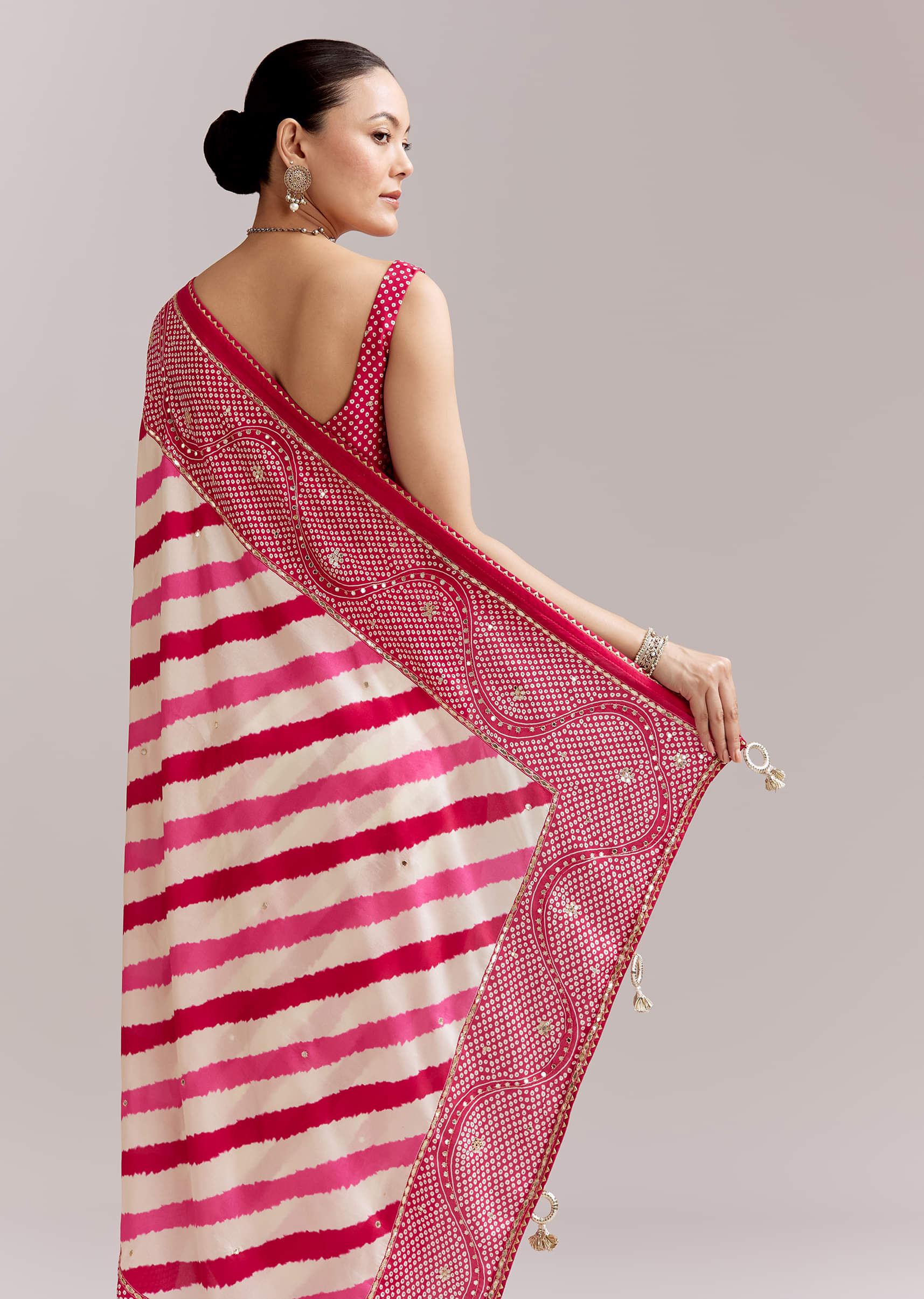 White And Pink Silk Saree With Lehariya And Bandhani Print - Image 6