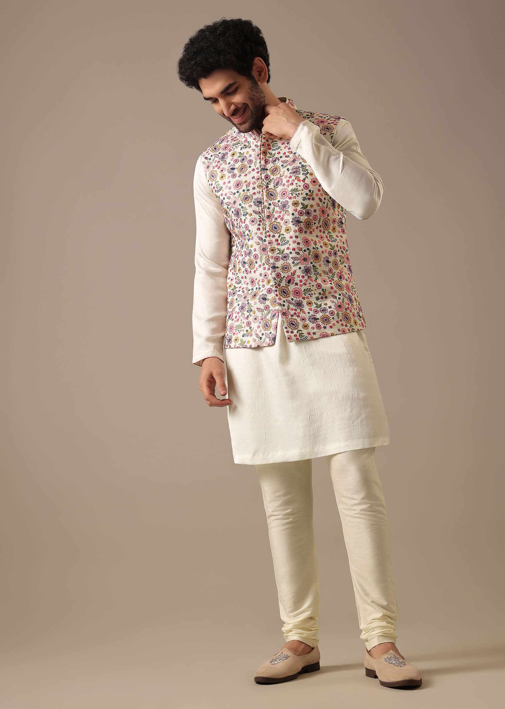 White Floral Bundi & Kurta Set In Silk - Image 4