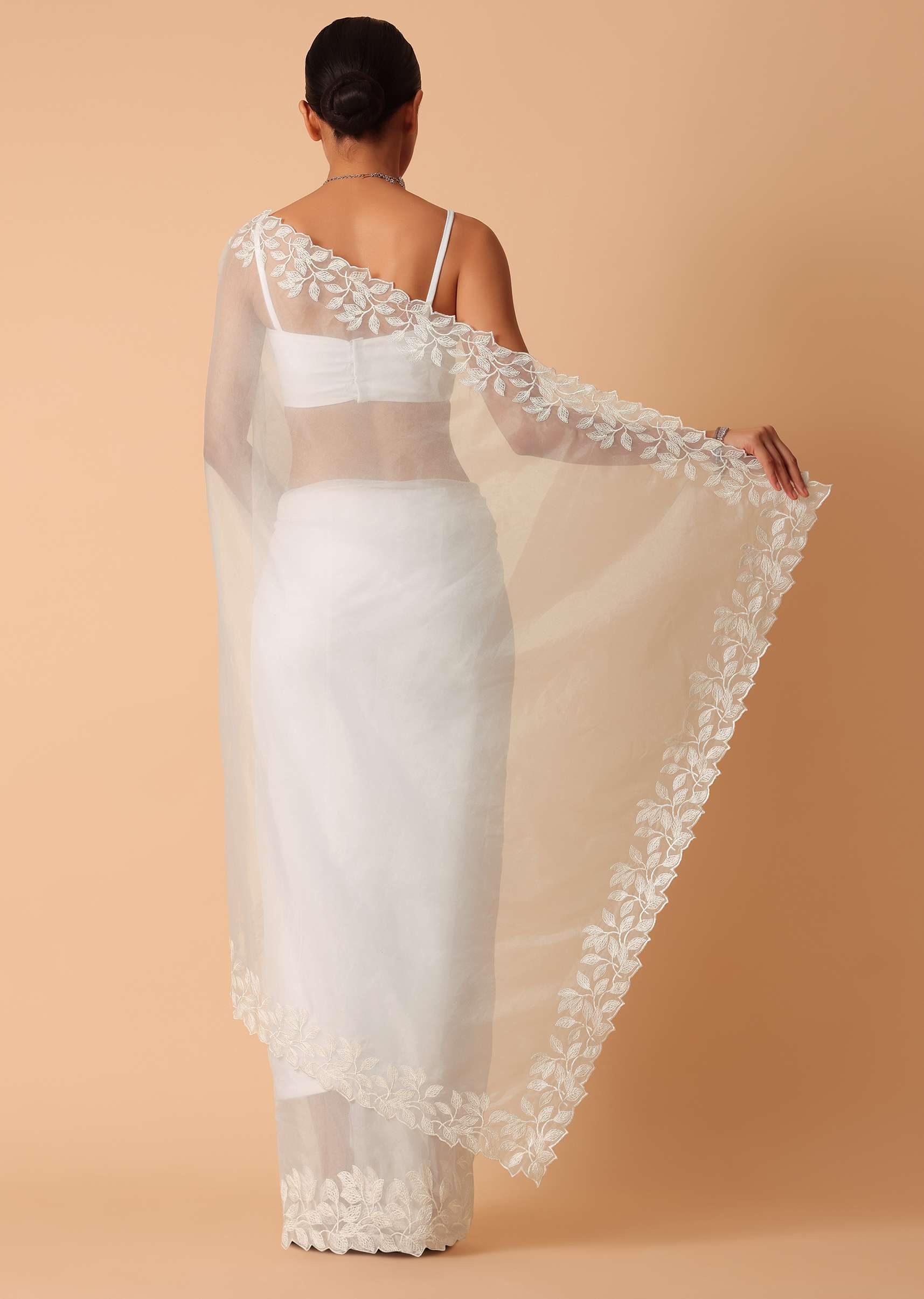 White Saree In Organza With Floral Motif Border And Unstitched Blouse Piece - Image 4