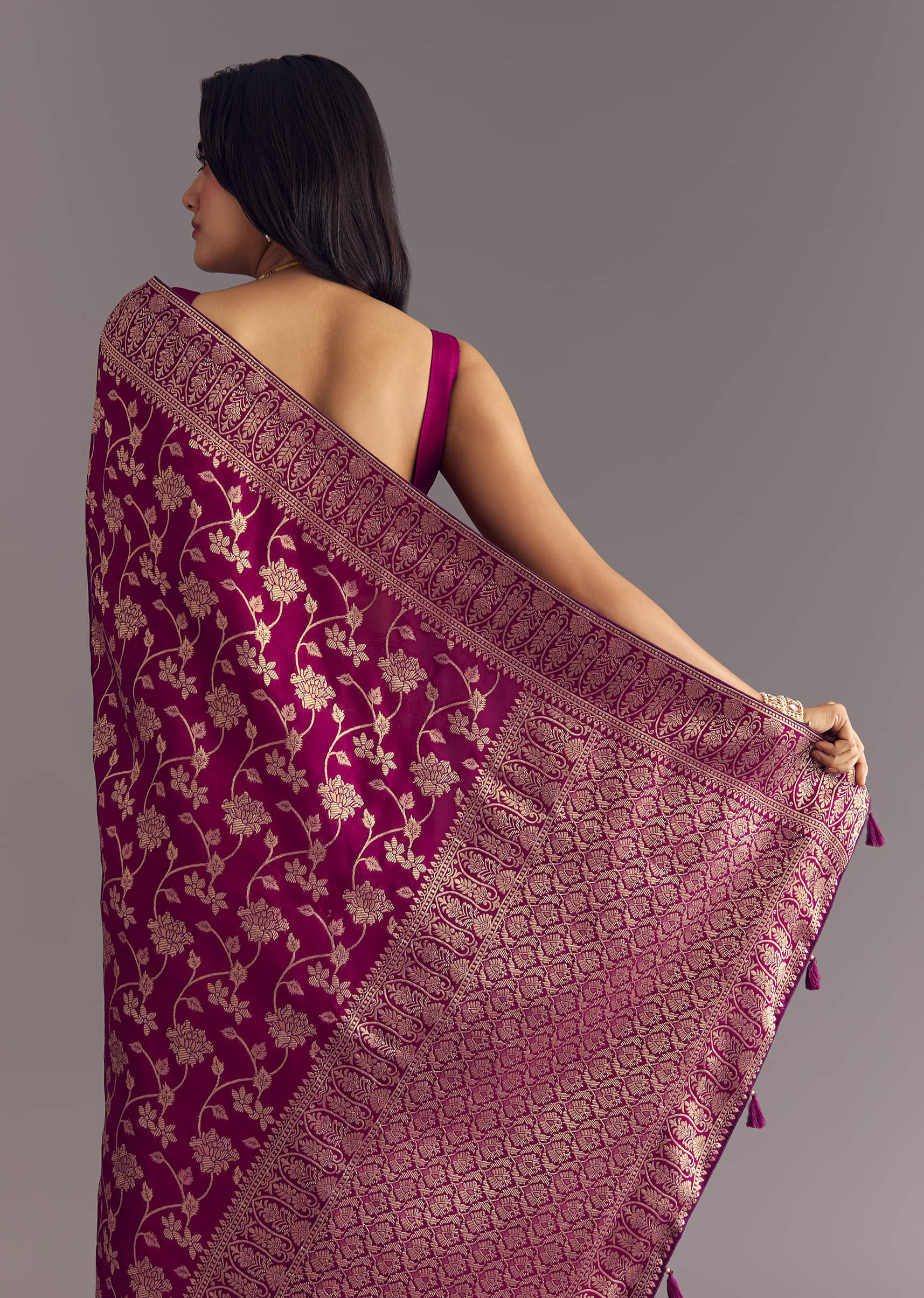 Wine Dola Silk Saree With Zari Jaal And Border Work - Image 4