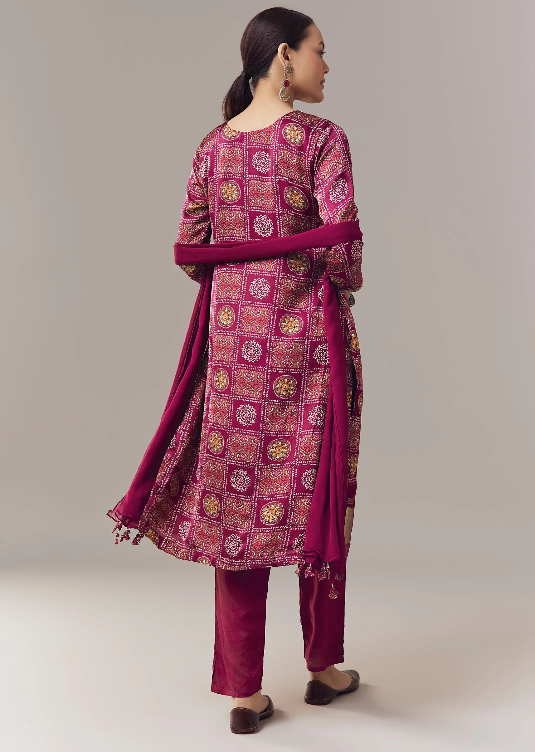 Wine Kurta Set In Bandhani Print With Embroidered Neck And Dupatta - Image 5